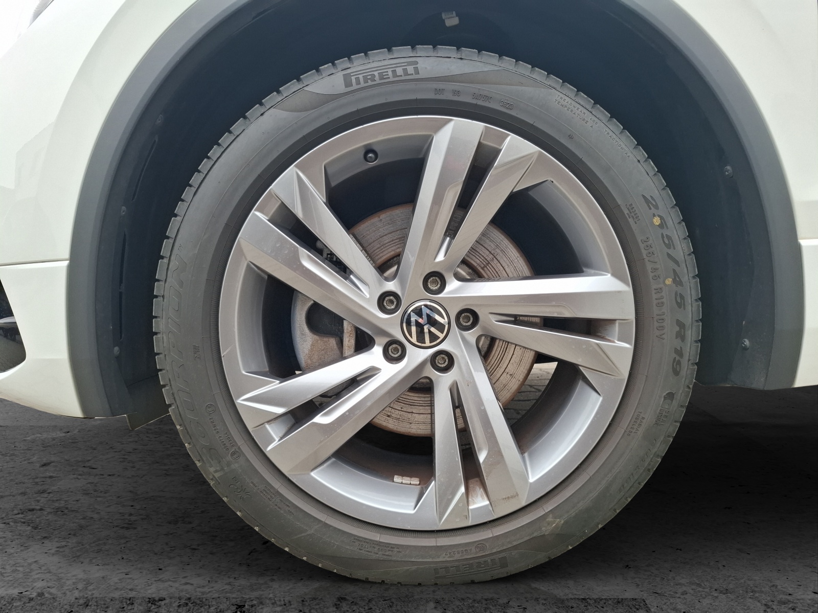 Fahrzeugabbildung Volkswagen Tiguan eHybrid R-Line DSG Matrix Navi AID ACC SHZ 19