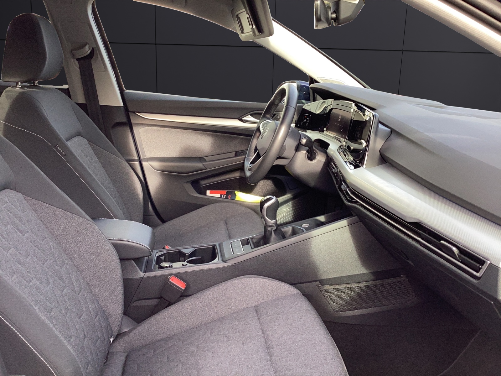 Fahrzeugabbildung Volkswagen Golf VIII TSI Move Climatronic AID PDC SH LM