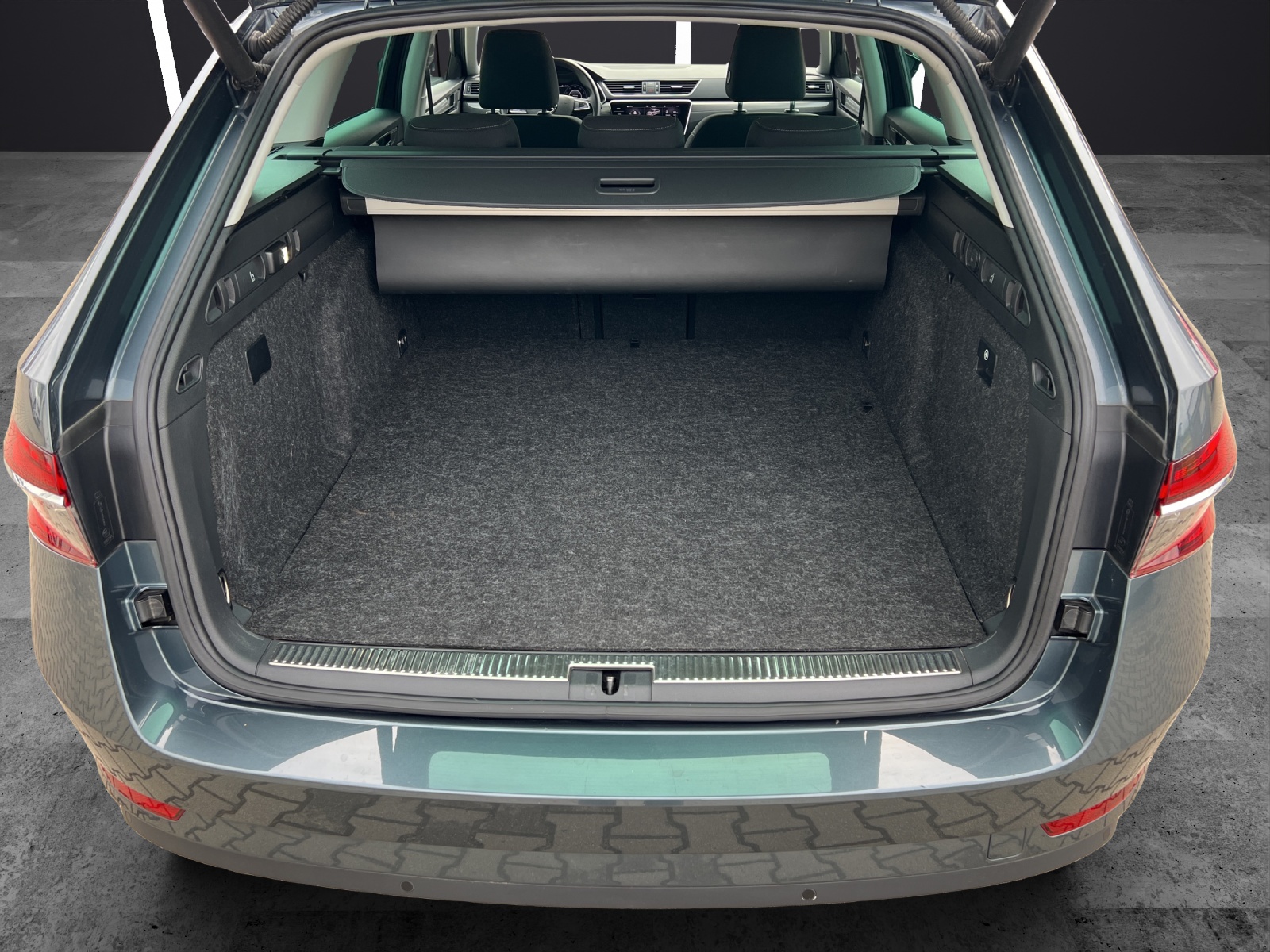 Fahrzeugabbildung SKODA Superb Combi Style iV Matrix Navi ACC DCC RFK