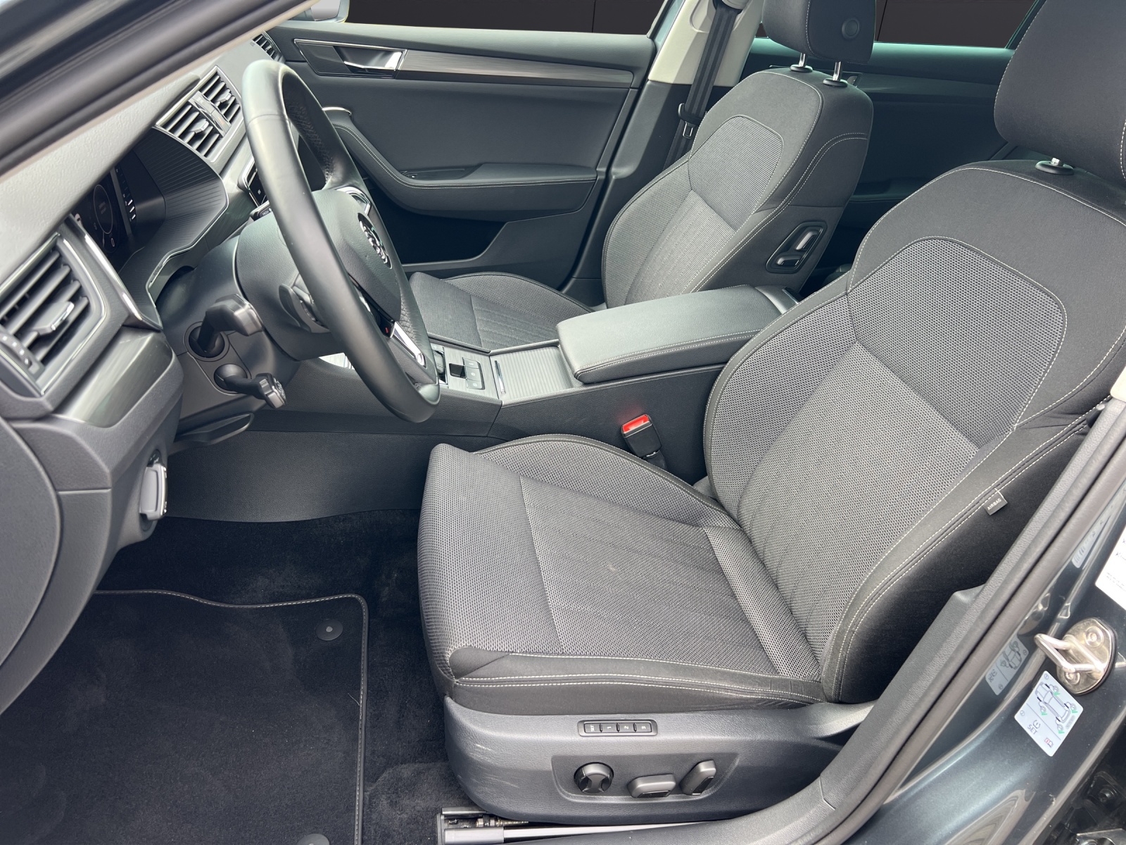 Fahrzeugabbildung SKODA Superb Combi Style iV Matrix Navi ACC DCC RFK