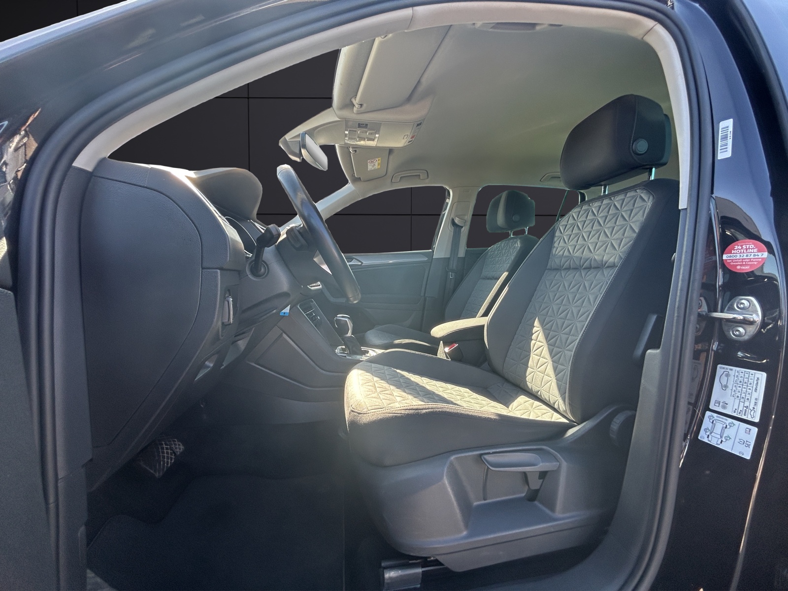 Fahrzeugabbildung Volkswagen Tiguan Life TDI DSG 4M LED ACC AHK LRHzg SH RearView AppConnect Navi