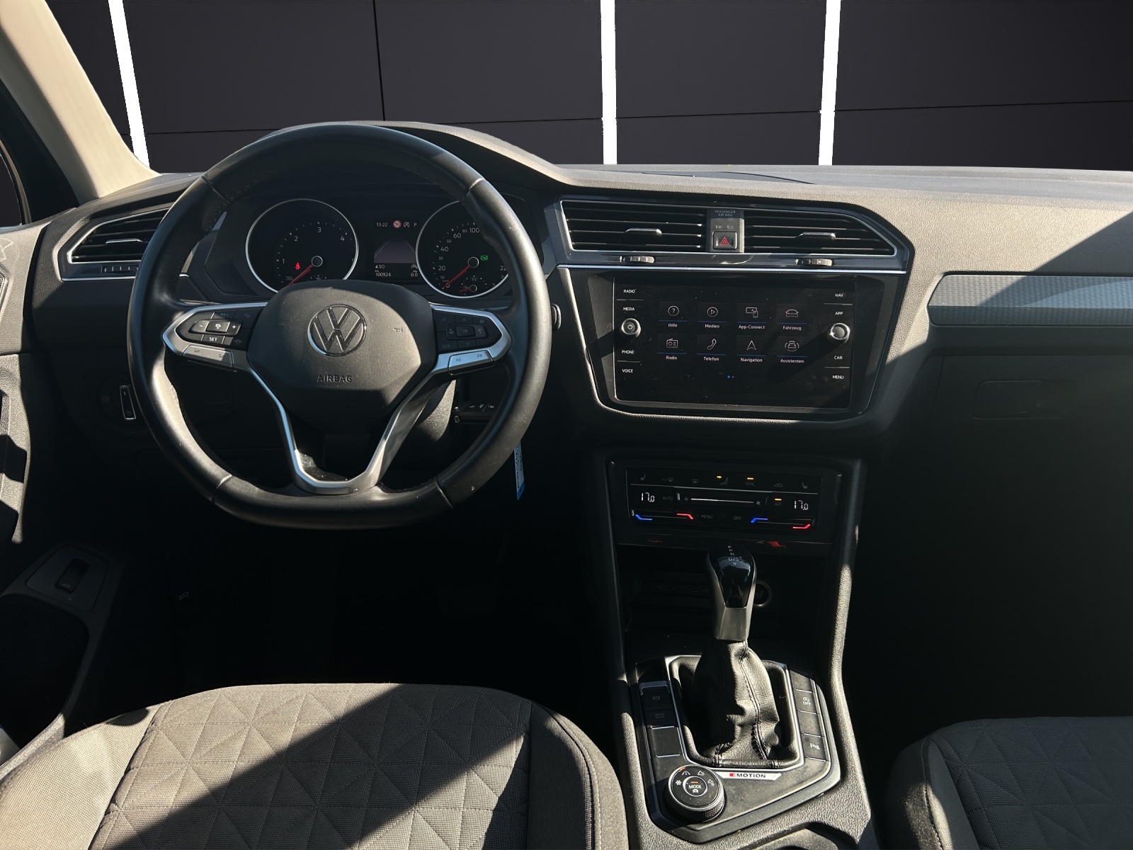 Fahrzeugabbildung Volkswagen Tiguan Life TDI DSG 4M LED ACC AHK LRHzg SH RearView AppConnect Navi