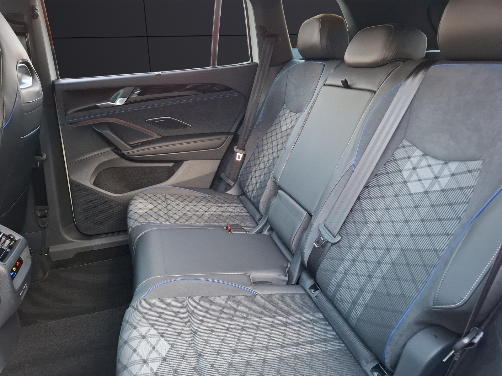 Fahrzeugabbildung Volkswagen Tayron TDI R-Line DSG 4M LEDplus AHK Navi AID HUD Harmann ACC RFK SH 20