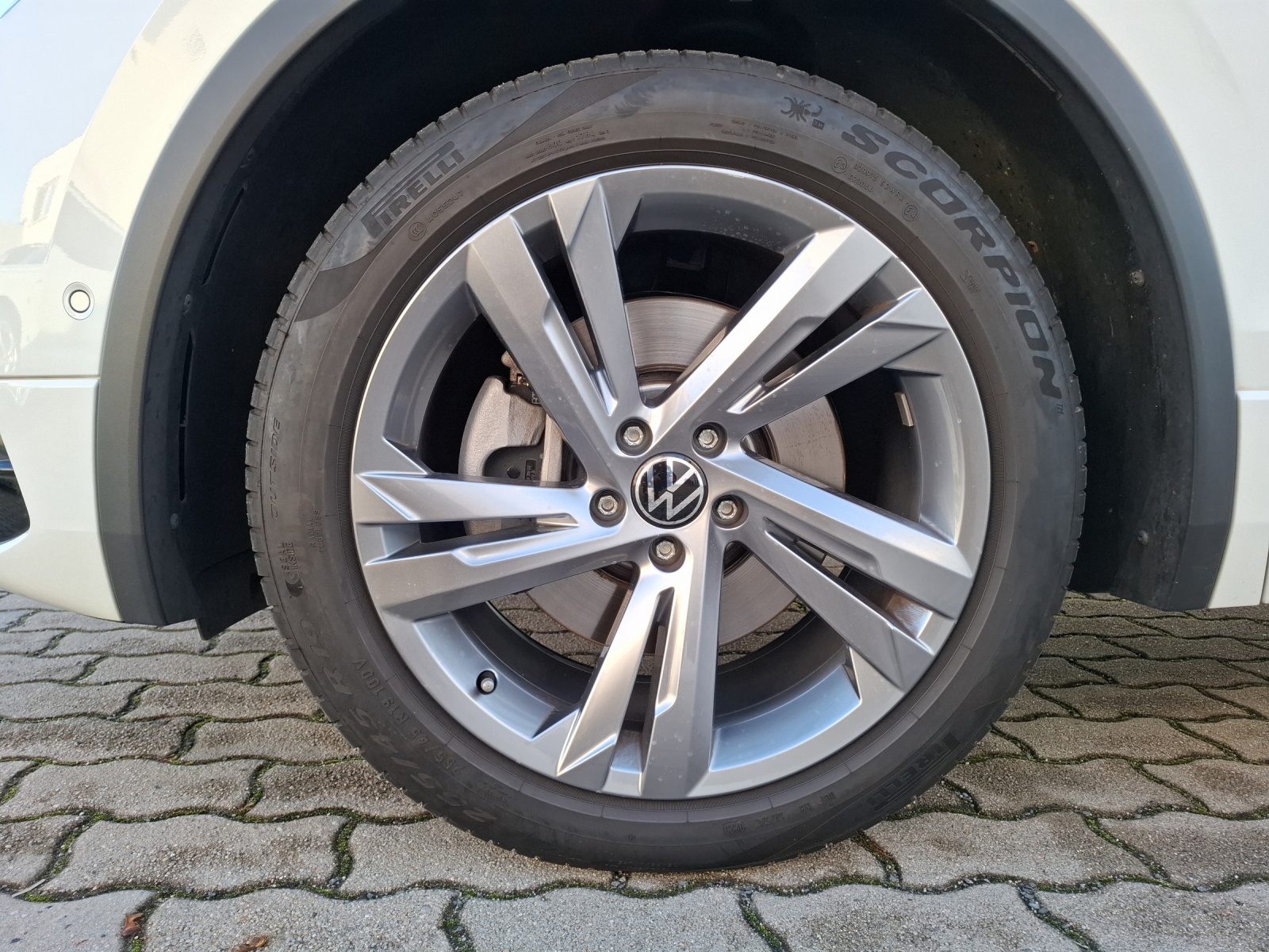 Fahrzeugabbildung Volkswagen Tiguan eHybrid R-Line DSG Matrix AHK Navi Pano AID ACC 360° SH 19