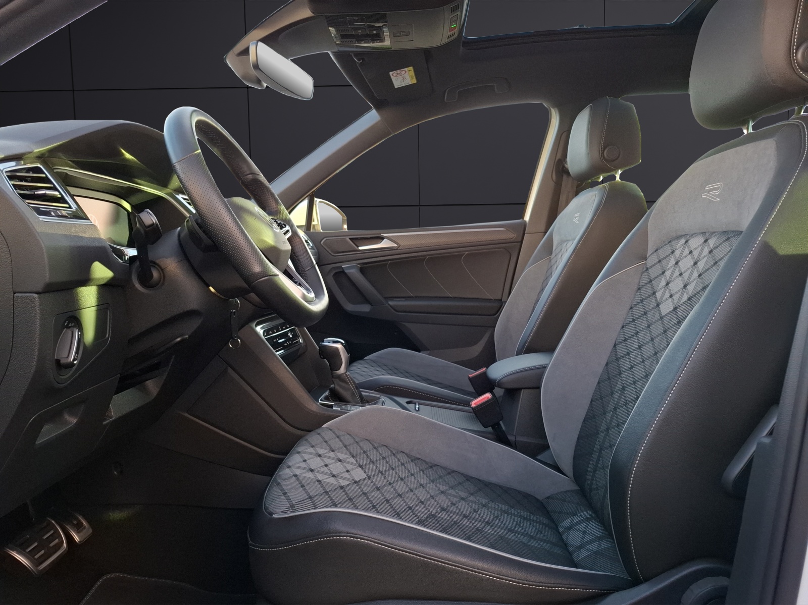 Fahrzeugabbildung Volkswagen Tiguan eHybrid R-Line DSG Matrix AHK Navi Pano AID ACC 360° SH 19