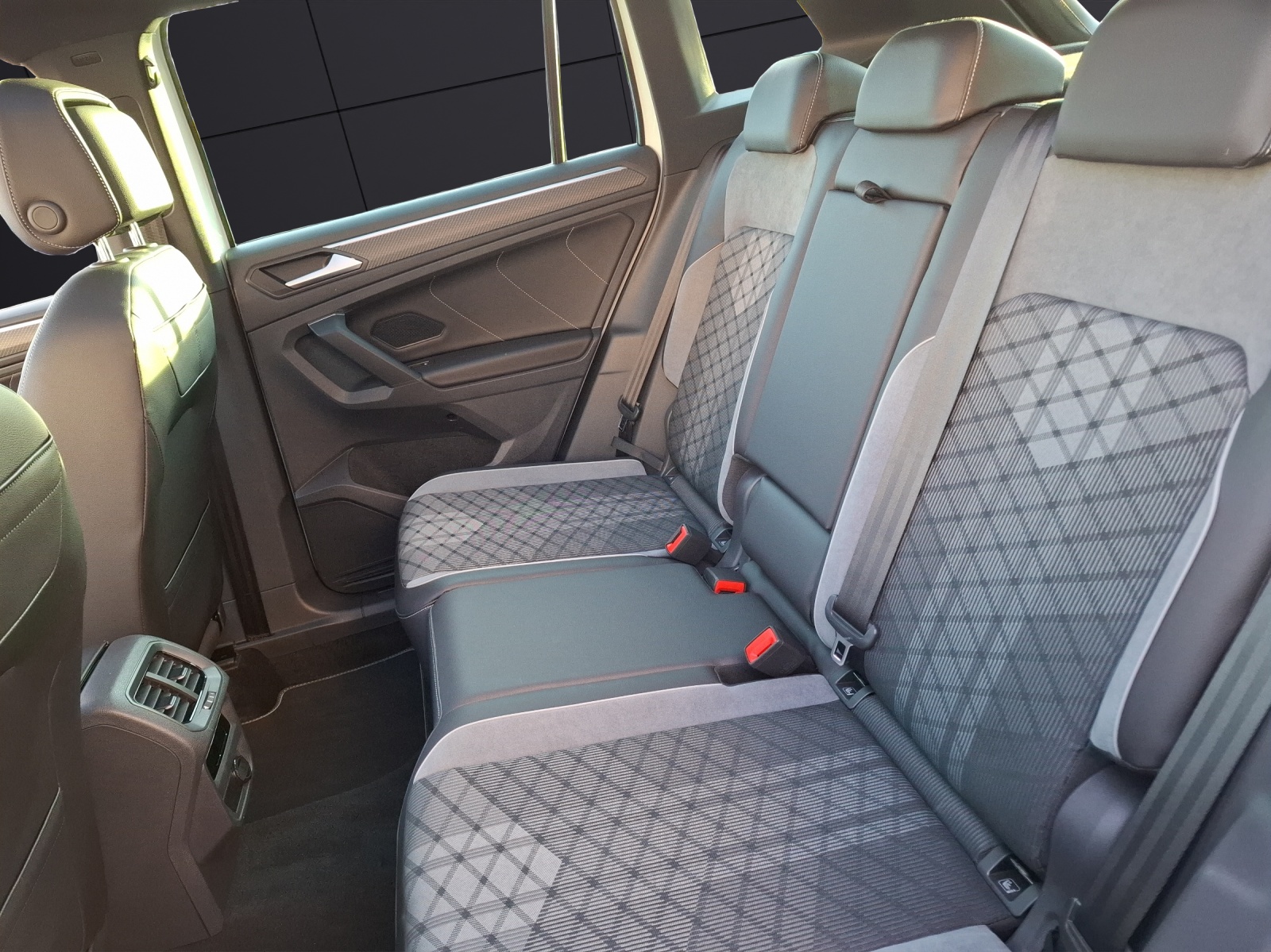 Fahrzeugabbildung Volkswagen Tiguan eHybrid R-Line DSG Matrix AHK Navi Pano AID ACC 360° SH 19