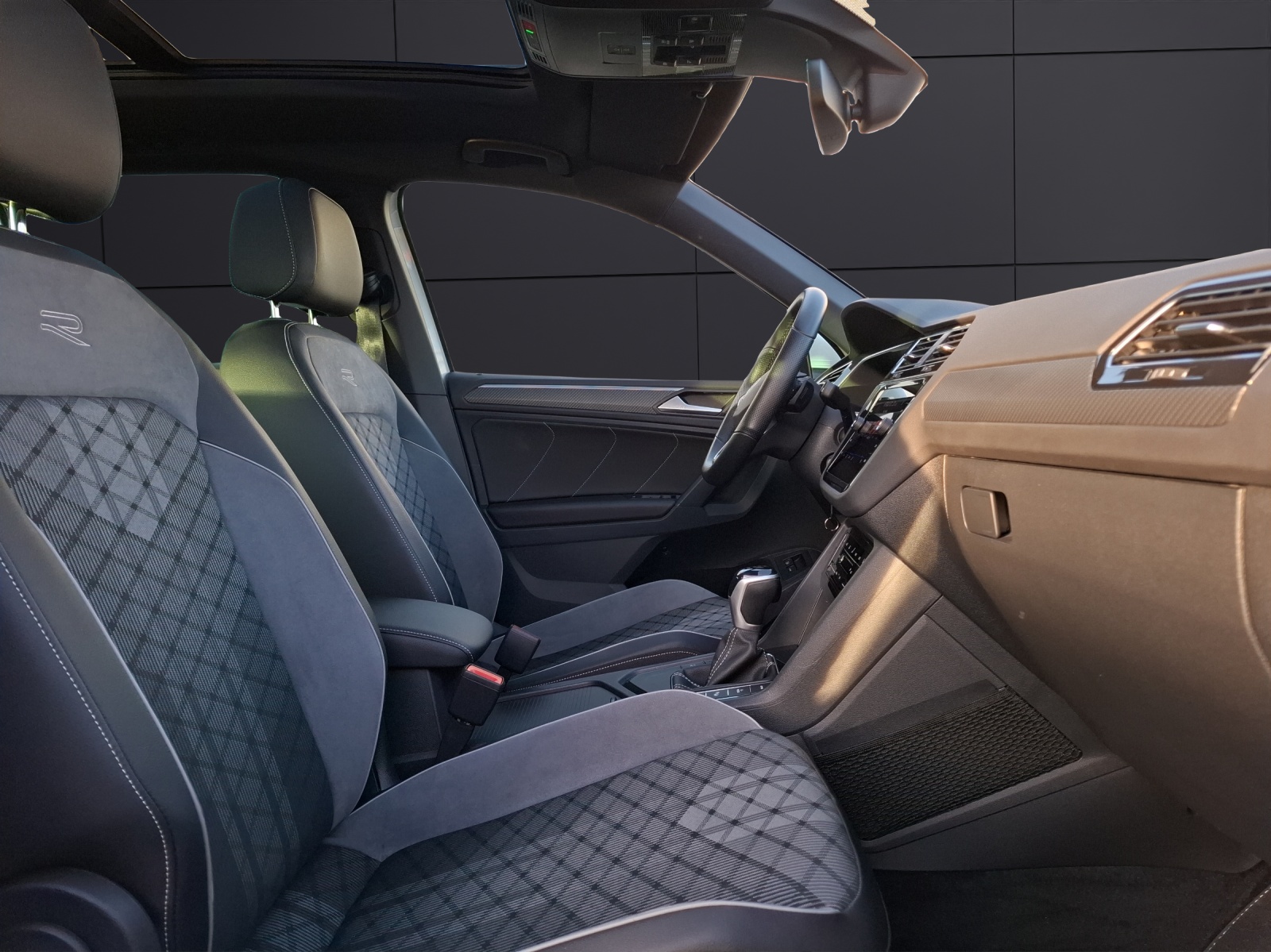 Fahrzeugabbildung Volkswagen Tiguan eHybrid R-Line DSG Matrix AHK Navi Pano AID ACC 360° SH 19