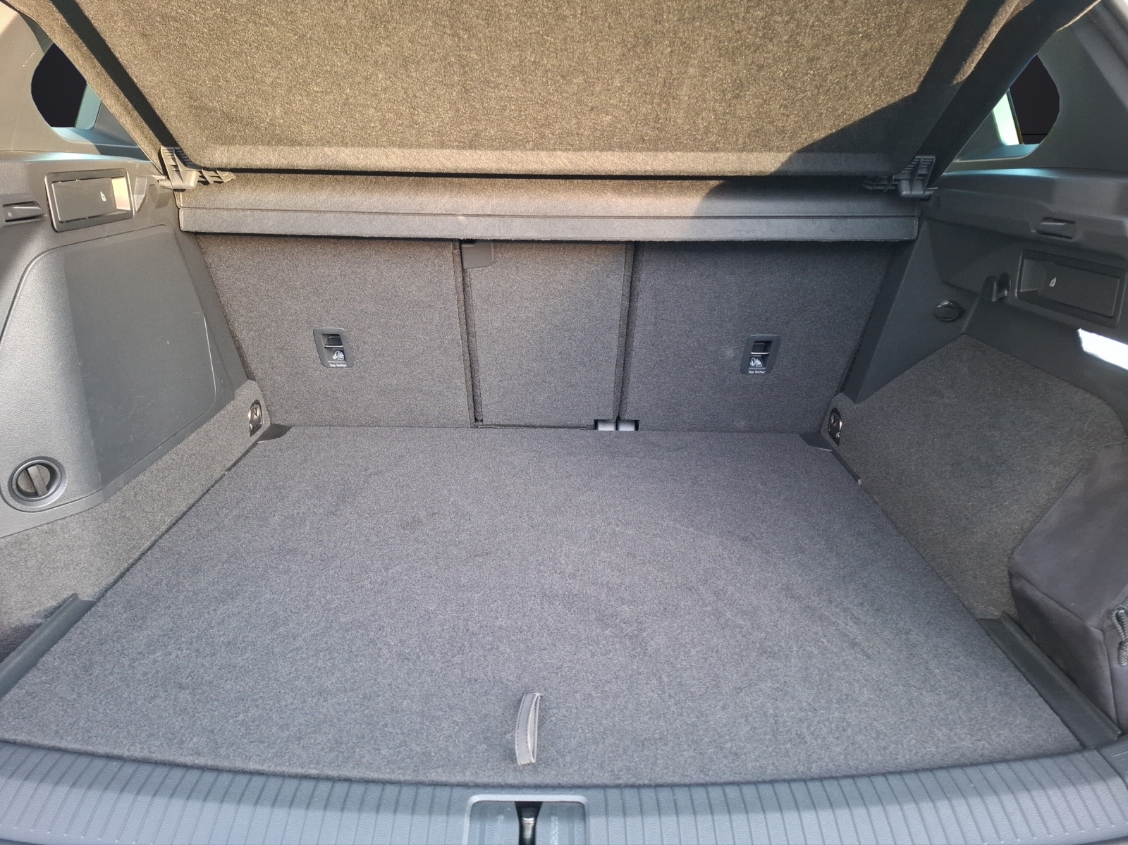 Fahrzeugabbildung Volkswagen Tiguan eHybrid R-Line DSG Matrix AHK Navi Pano AID ACC 360° SH 19