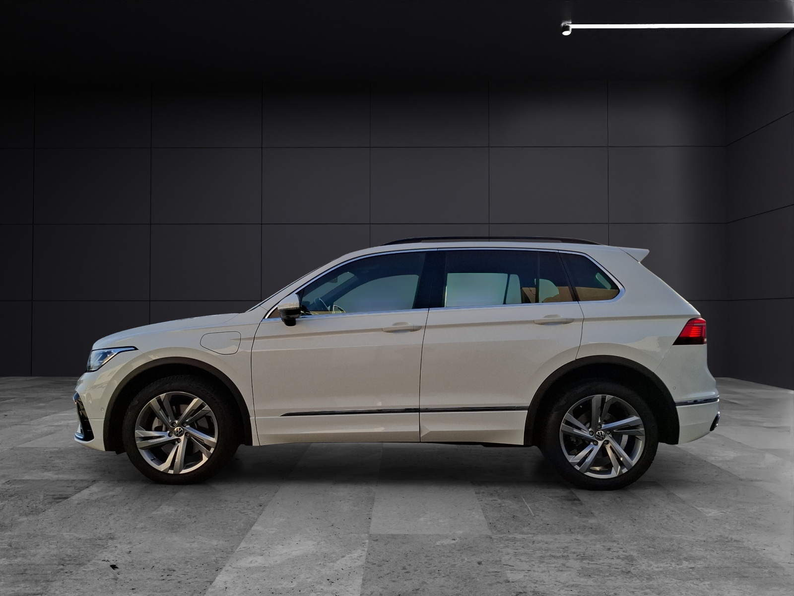 Fahrzeugabbildung Volkswagen Tiguan eHybrid R-Line DSG Matrix AHK Navi Pano AID ACC 360° SH 19