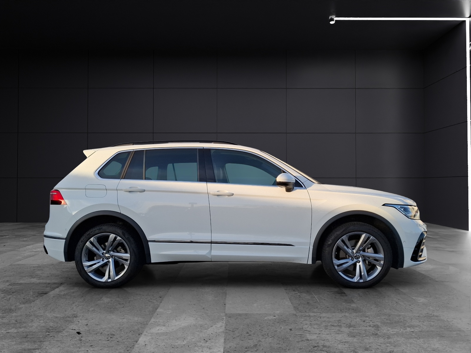 Fahrzeugabbildung Volkswagen Tiguan eHybrid R-Line DSG Matrix AHK Navi Pano AID ACC 360° SH 19