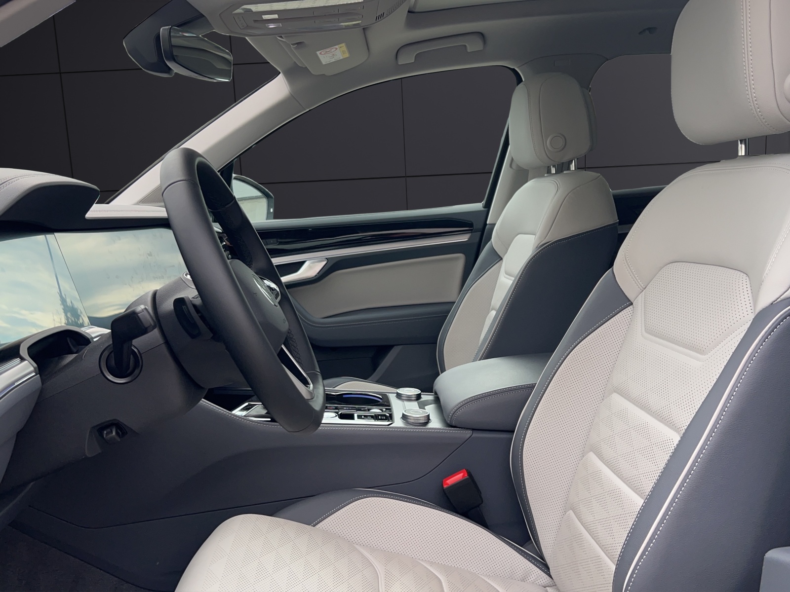 Fahrzeugabbildung Volkswagen Touareg eHybrid Elegance Matrix AHK Pano HUD AID Leder RFK 21