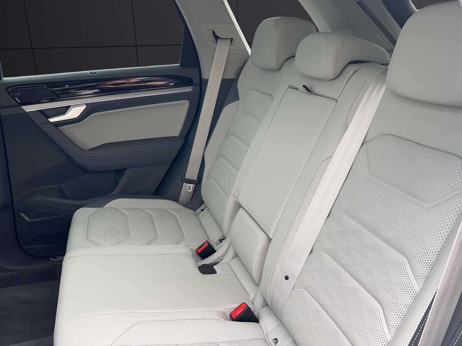 Fahrzeugabbildung Volkswagen Touareg eHybrid Elegance Matrix AHK Pano HUD AID Leder RFK 21
