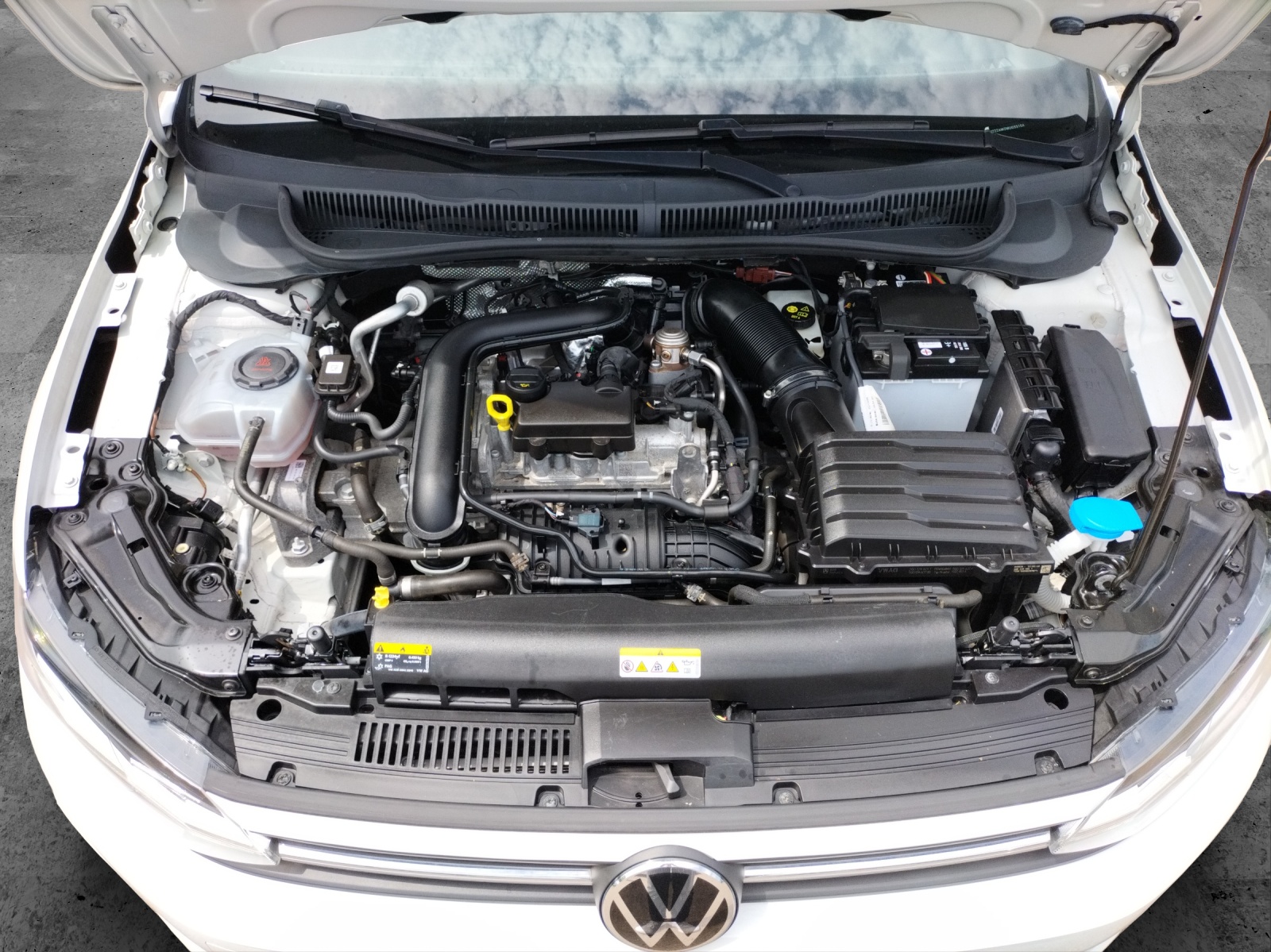 Fahrzeugabbildung Volkswagen Polo Highline TSI DSG LED ACC SHZ PDC WeConnect Navi Klima
