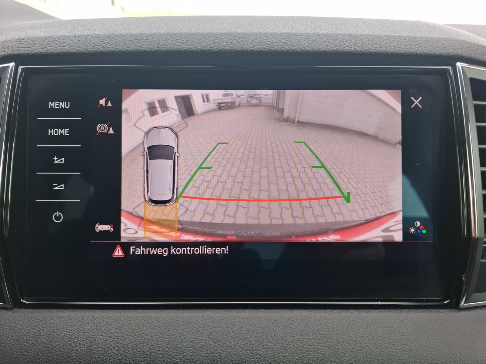 Fahrzeugabbildung SKODA Karoq TDI Tour 4x4 DSG LED AHK Navi GRA RFK SH