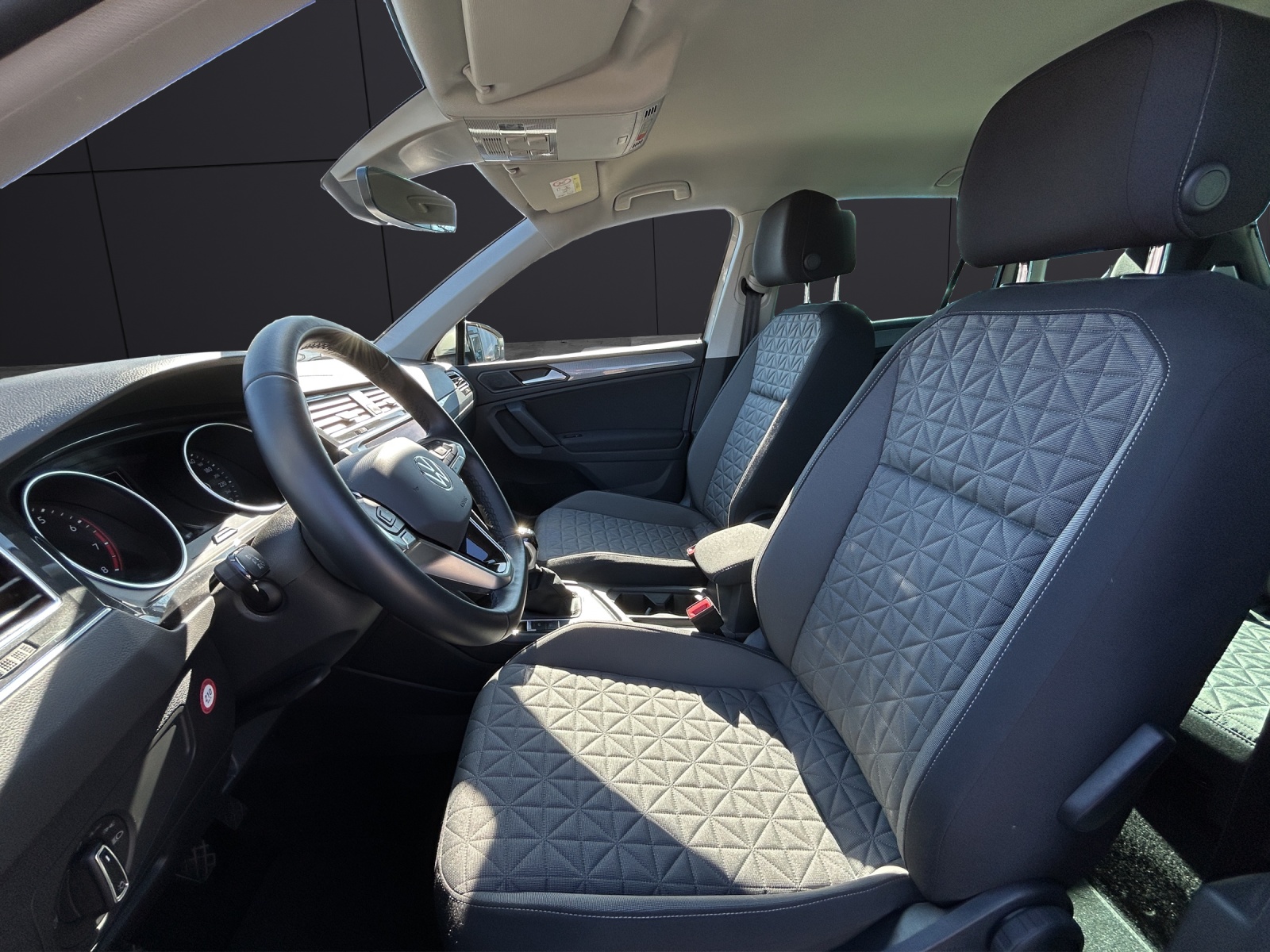 Fahrzeugabbildung Volkswagen Tiguan TSI Life LED ACC NAVI RFK SHZ