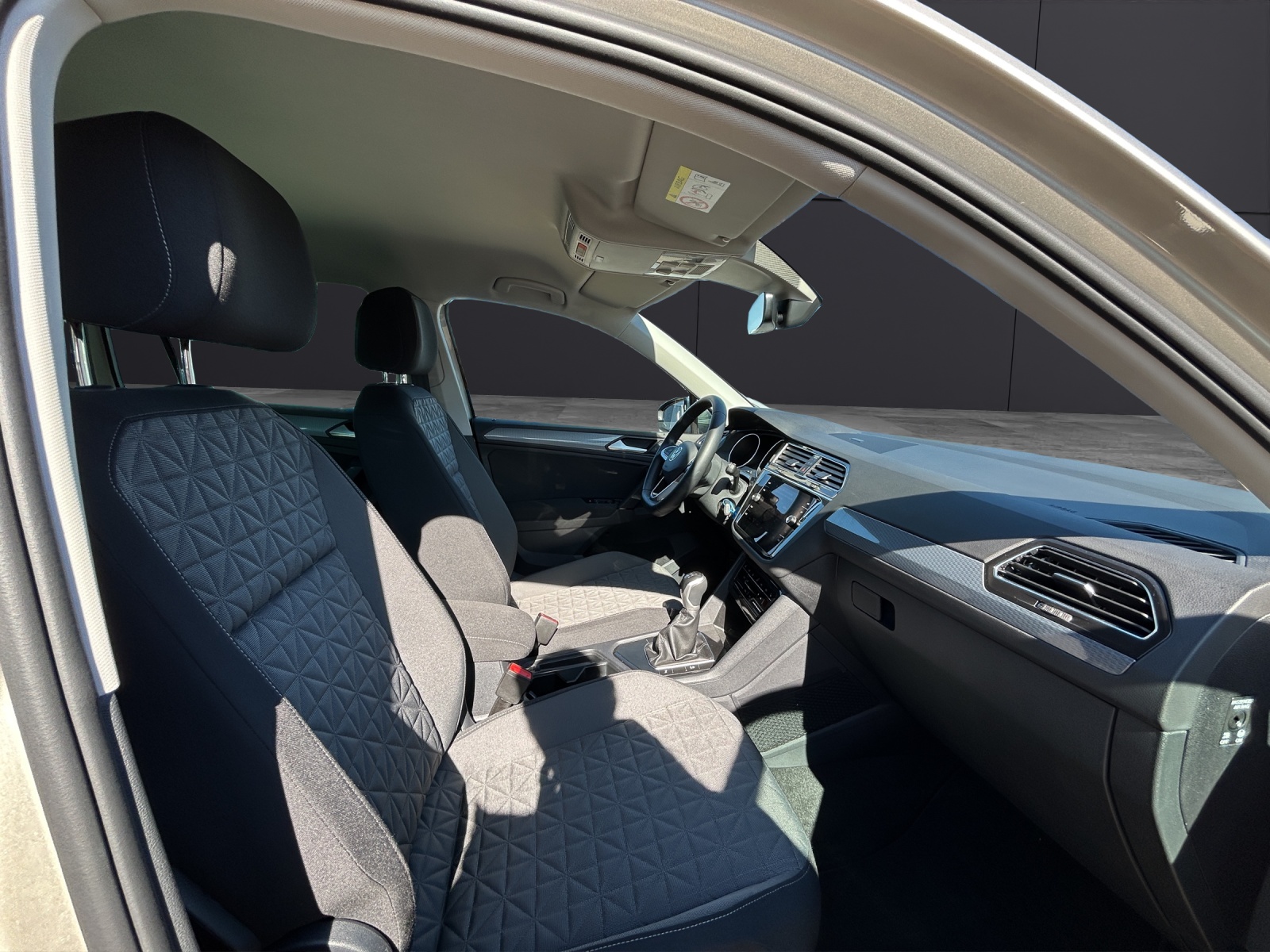 Fahrzeugabbildung Volkswagen Tiguan TSI Life LED ACC NAVI RFK SHZ