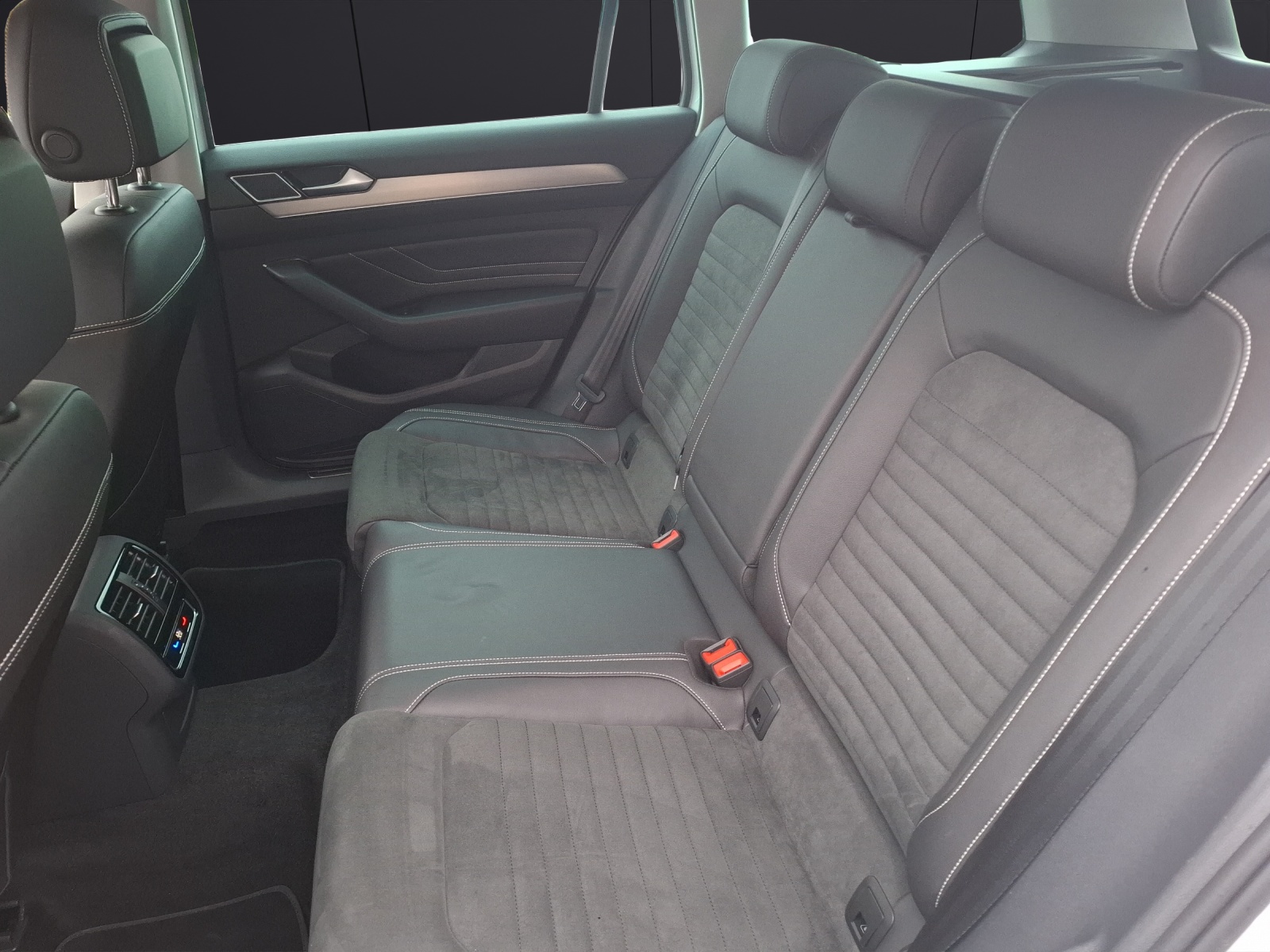 Fahrzeugabbildung Volkswagen Passat Variant TDI Elegance DSG Standhzg. Matrix Navi AID ACC RFK SH