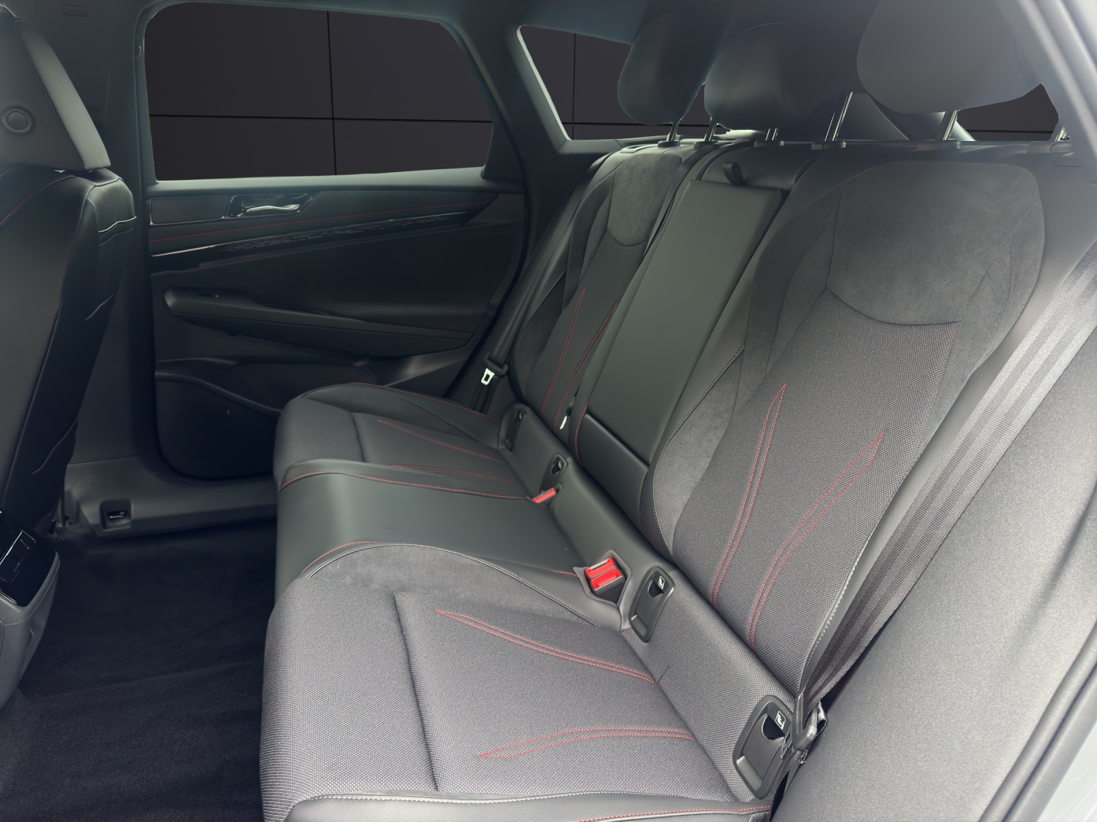 Fahrzeugabbildung Volkswagen ID.7 GTX Tourer 4MOTION 250 kW (340 PS) 86 kWh 1-Gang-Automatik GTX 4MOTION
