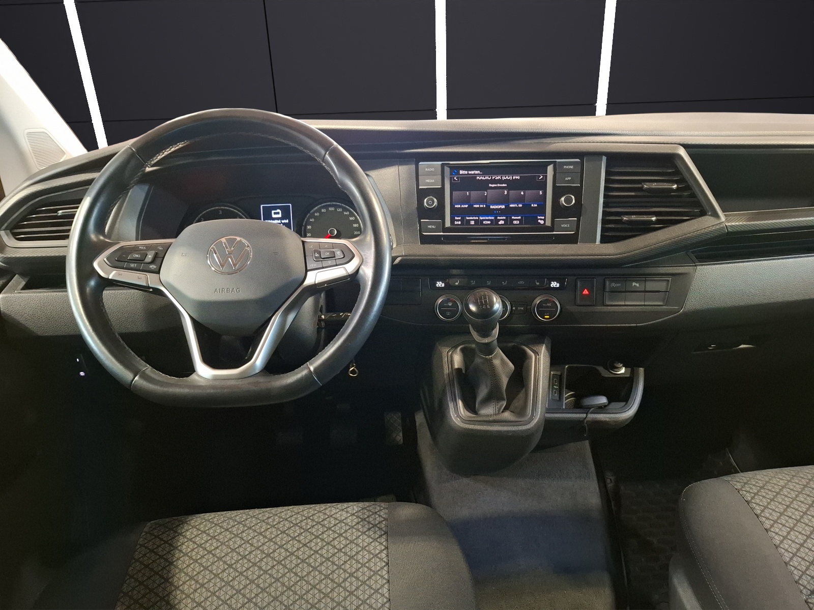 Fahrzeugabbildung Volkswagen T6 Multivan T6.1 TDI Family AHK CarPlay GRA PDC SH