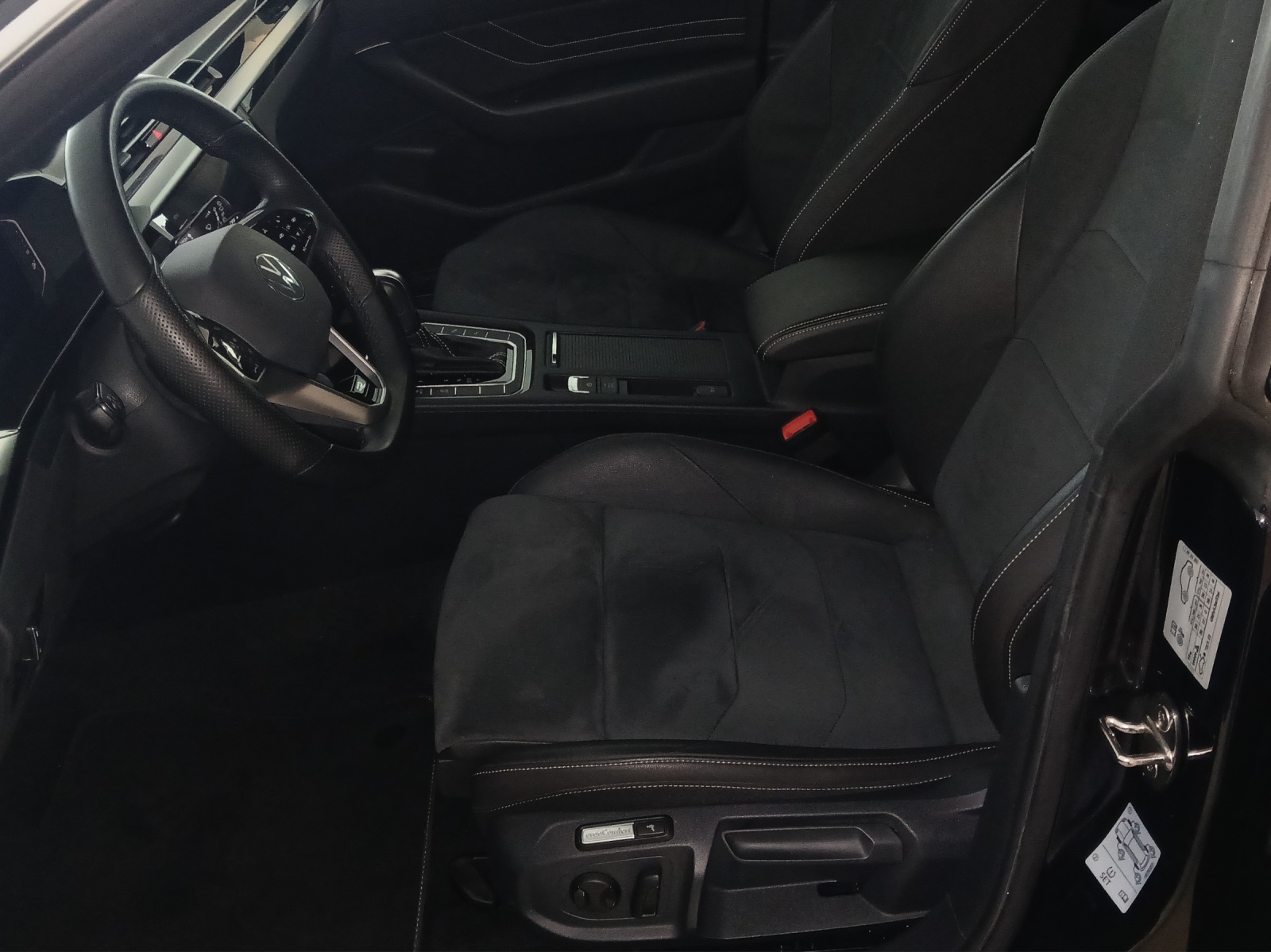 Fahrzeugabbildung Volkswagen Arteon SB TDI R-Line DSG Matrix AHK Navi AID ACC RFK SH 19