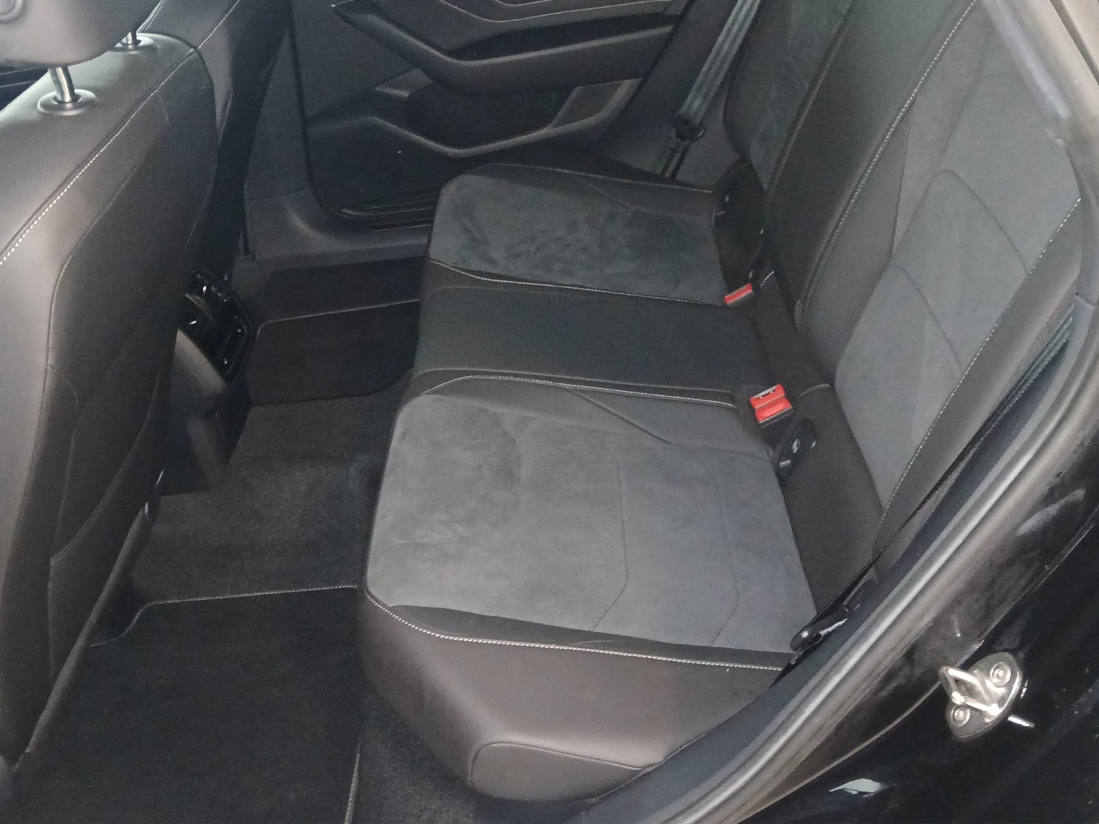 Fahrzeugabbildung Volkswagen Arteon SB TDI R-Line DSG Matrix AHK Navi AID ACC RFK SH 19