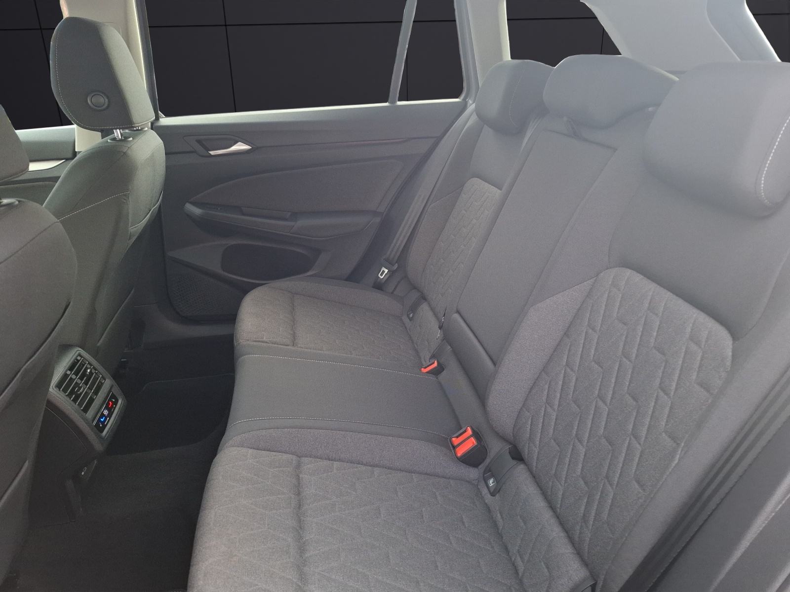 Fahrzeugabbildung Volkswagen Golf VIII Variant TSI Life STH LED Navi ACC HUD PDC SH LM