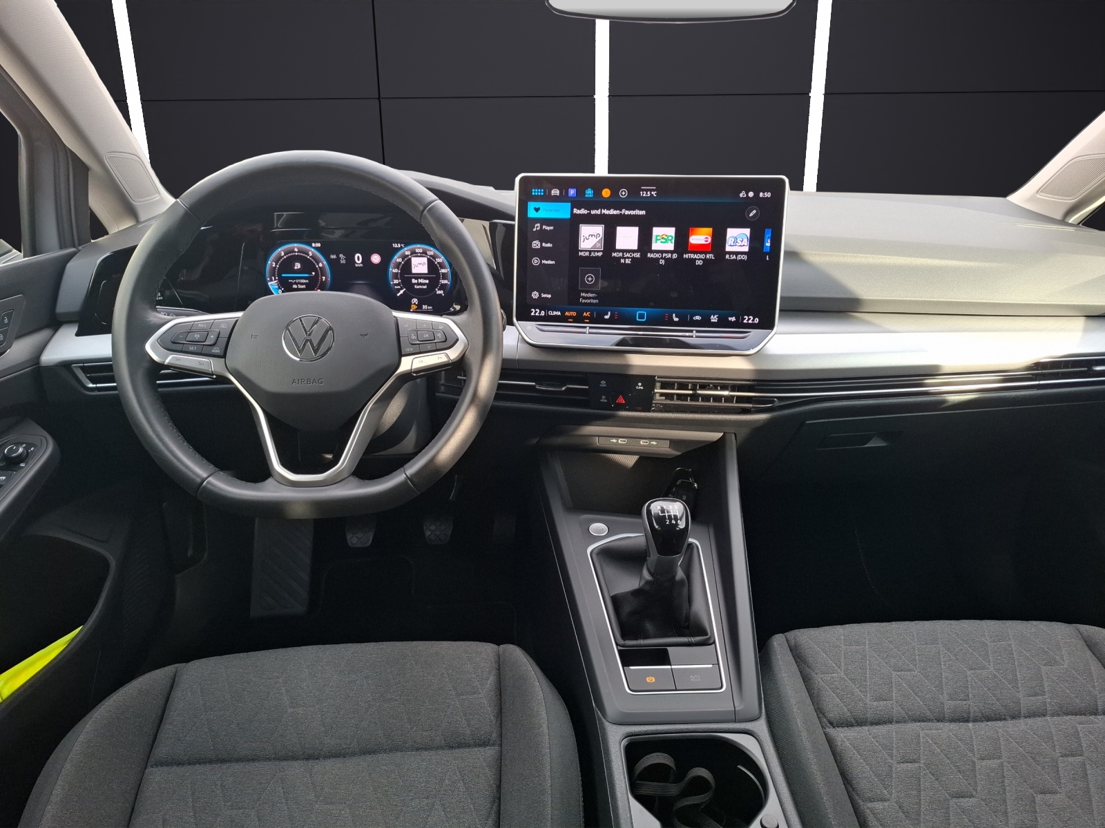 Fahrzeugabbildung Volkswagen Golf VIII Variant TSI Life STH LED Navi ACC HUD PDC SH LM