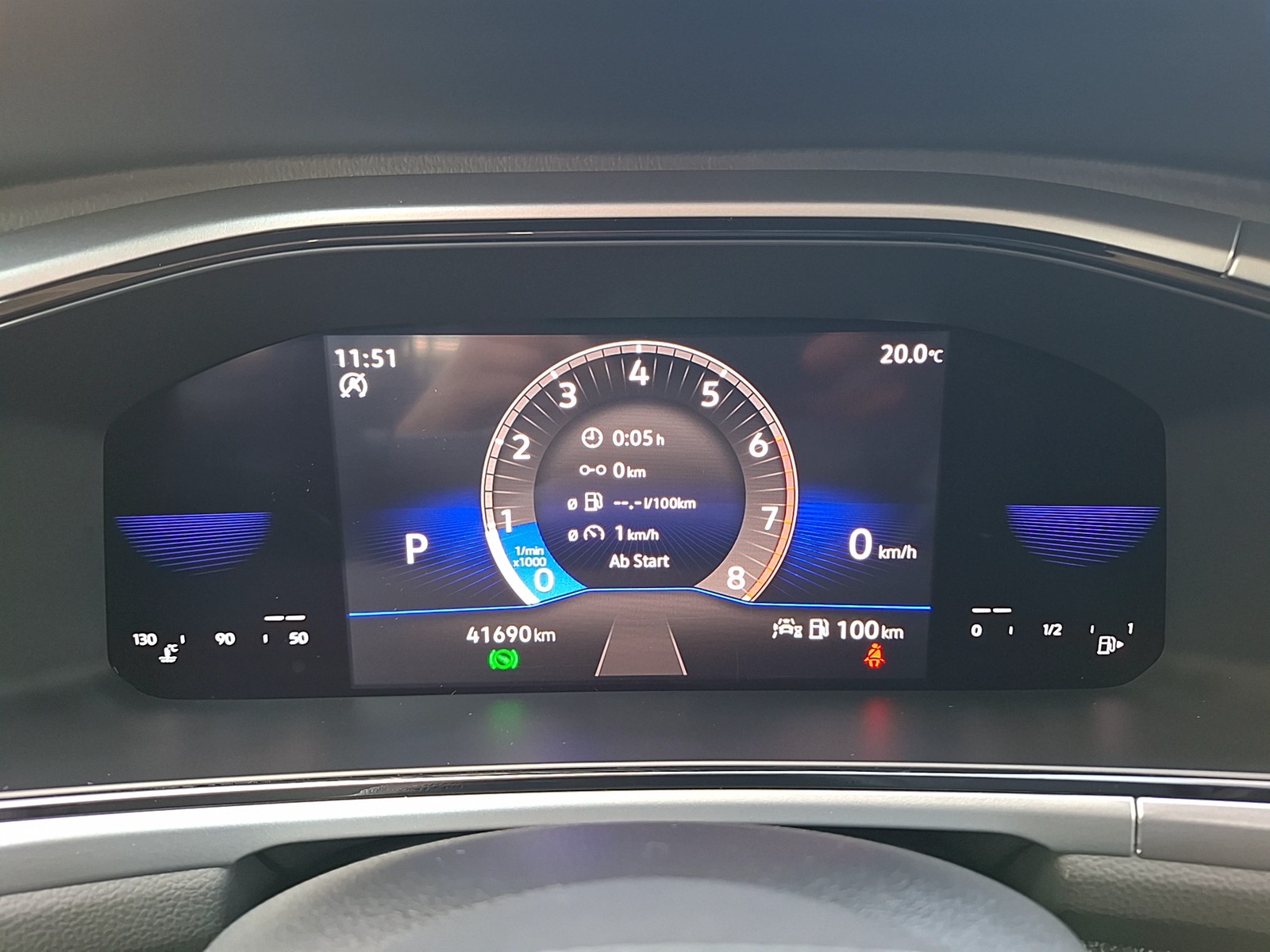 Fahrzeugabbildung Volkswagen T-Roc TSI Life DSG LED AHK Navi AID ACC RFK SH