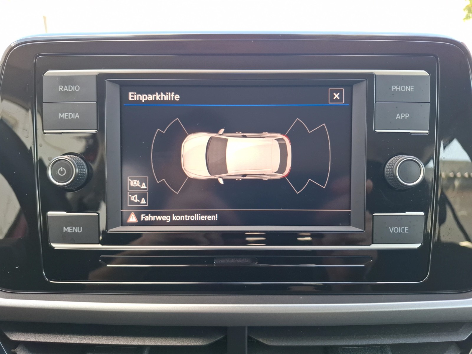 Fahrzeugabbildung Volkswagen T-Roc TSI Life DSG LED AHK Navi AID ACC RFK SH