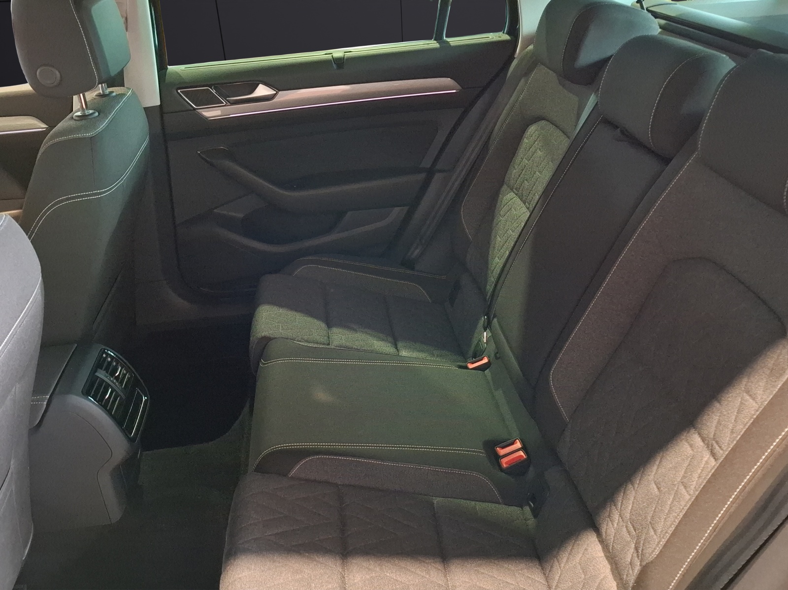 Fahrzeugabbildung Volkswagen Passat Variant TDI Business DSG Matrix AHK Navi AID ACC RFK SH