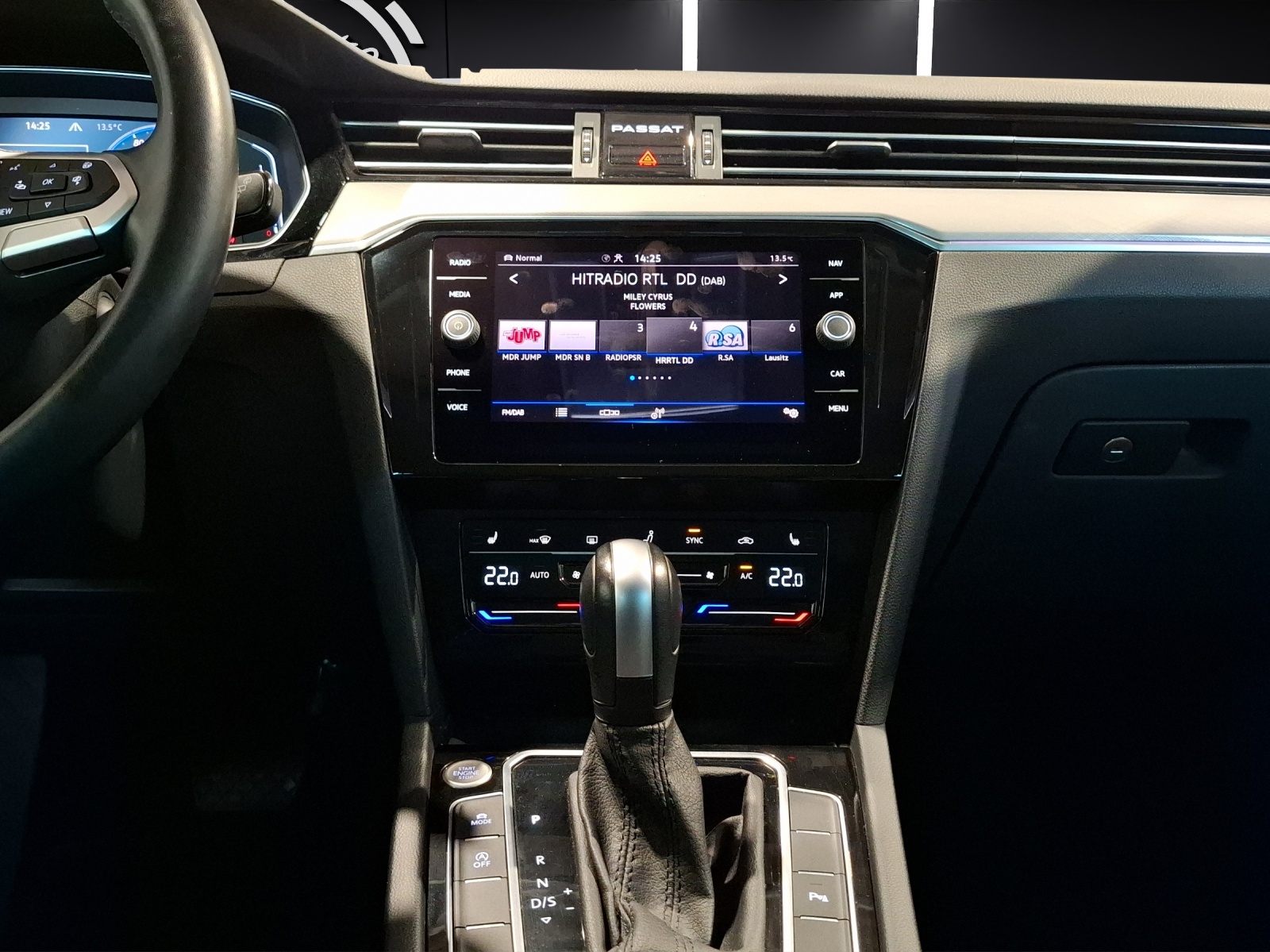 Fahrzeugabbildung Volkswagen Passat Variant TDI Business DSG Matrix AHK Navi AID ACC RFK SH