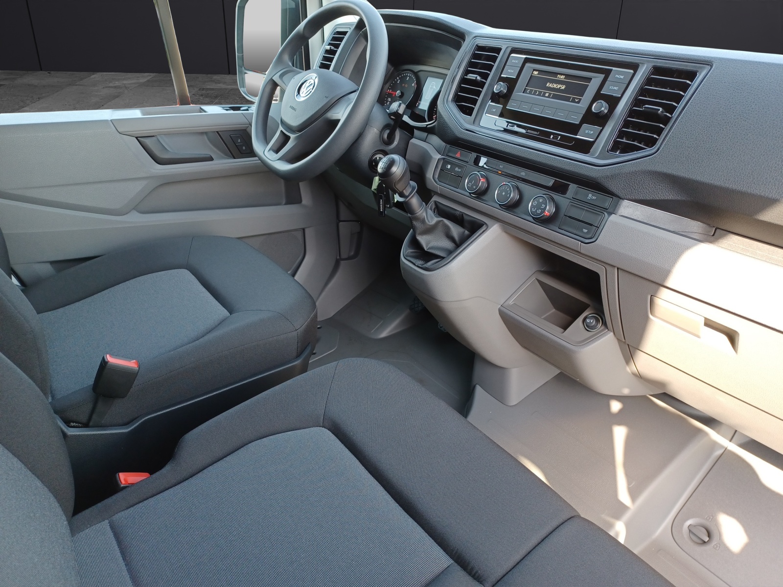 Fahrzeugabbildung Volkswagen Crafter Kasten 35 TDI MR KLIMA AHK RADIO HOLZFUSSBODEN