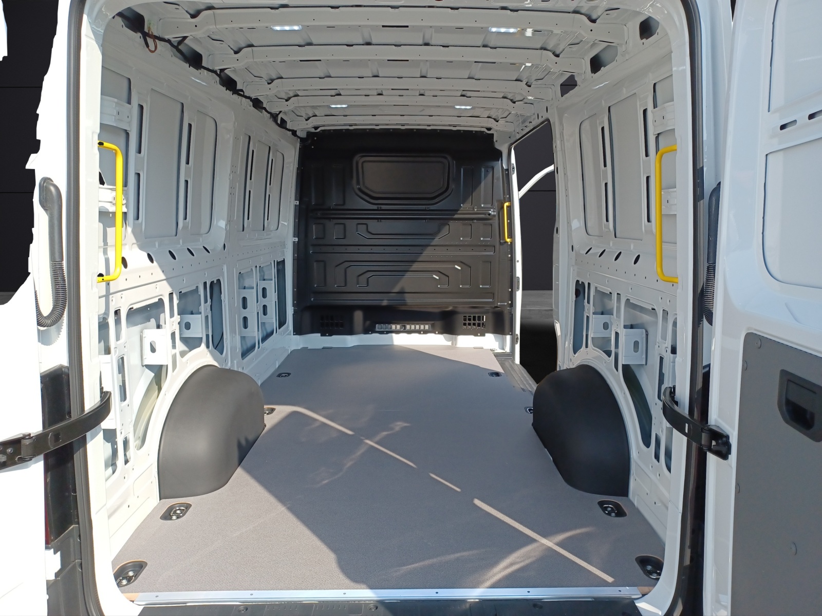 Fahrzeugabbildung Volkswagen Crafter Kasten 35 TDI MR KLIMA AHK RADIO HOLZFUSSBODEN