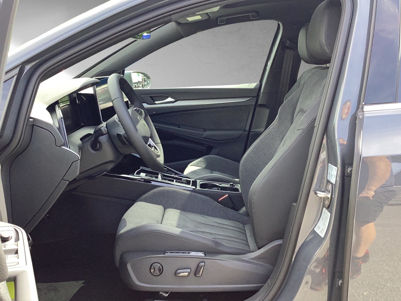Fahrzeugabbildung Volkswagen Golf VIII eTSI Edition 50 DSG Matrix AHK Pano HUD Kamera DCC ACC