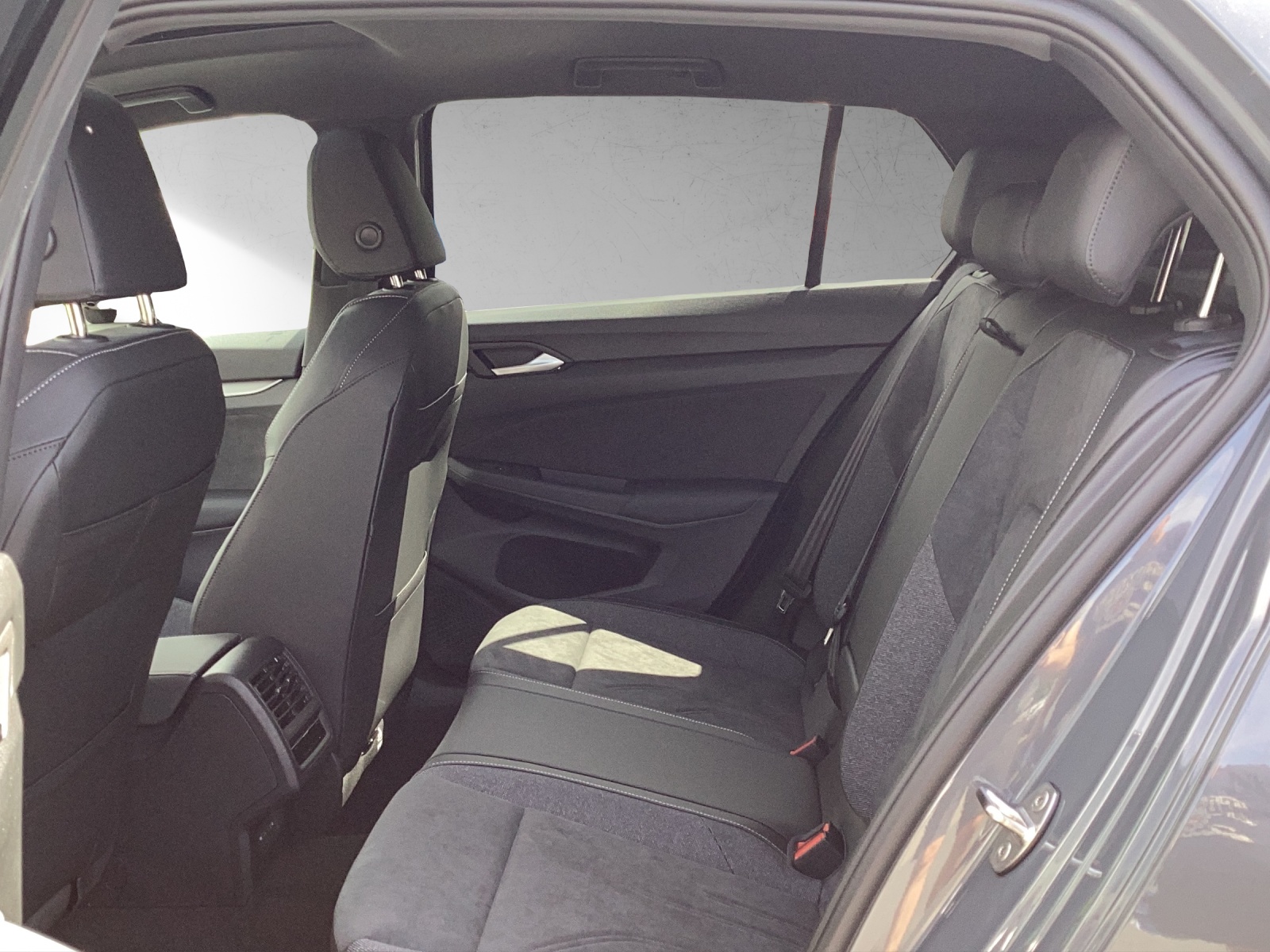 Fahrzeugabbildung Volkswagen Golf VIII eTSI Edition 50 DSG Matrix AHK Pano HUD Kamera DCC ACC