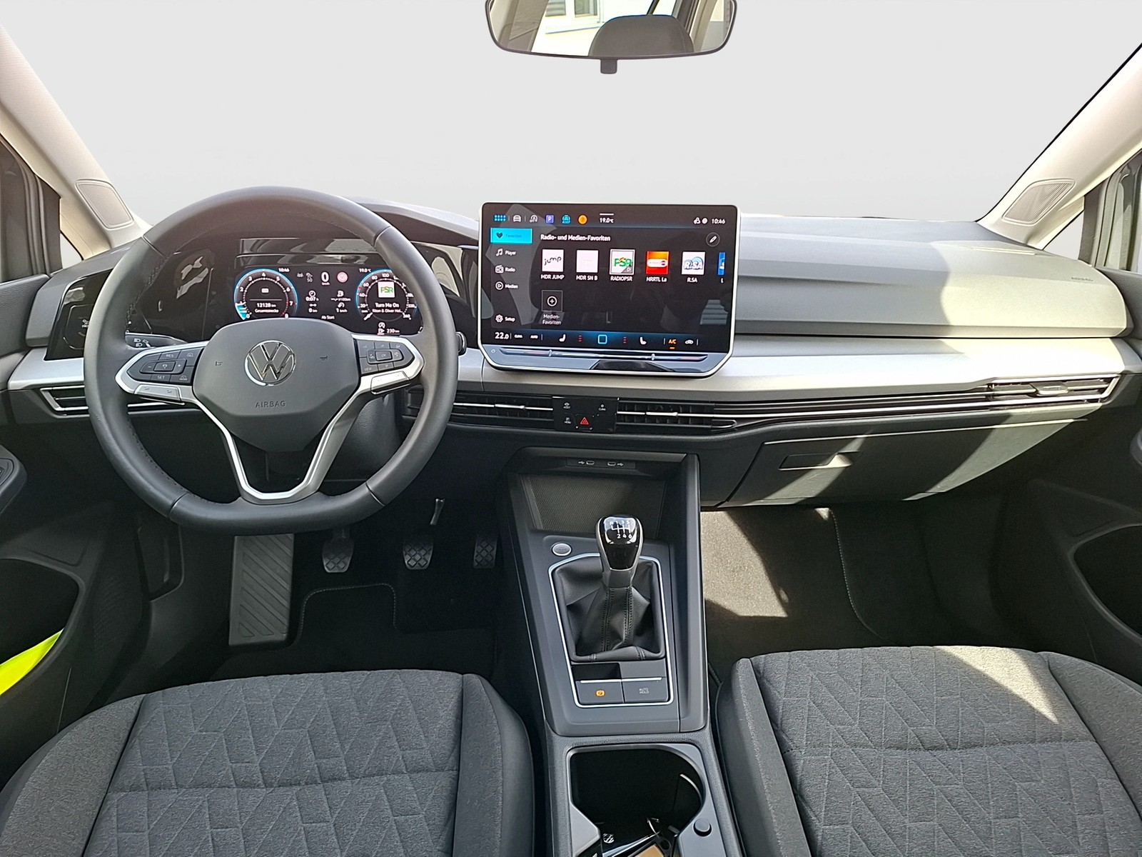 Fahrzeugabbildung Volkswagen Golf VIII Variant TSI Life LEDplus Navi AID ACC PDC SH