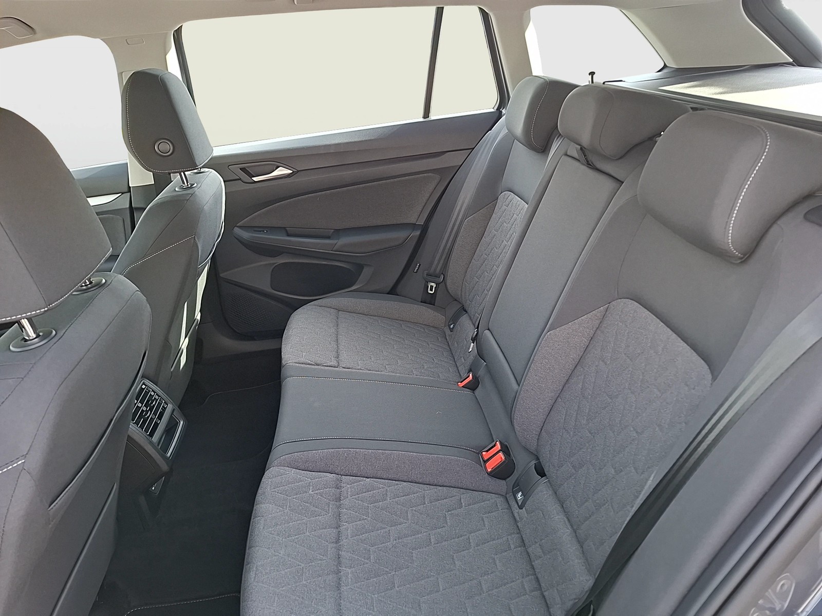 Fahrzeugabbildung Volkswagen Golf VIII Variant TSI Life LEDplus Navi AID ACC PDC SH