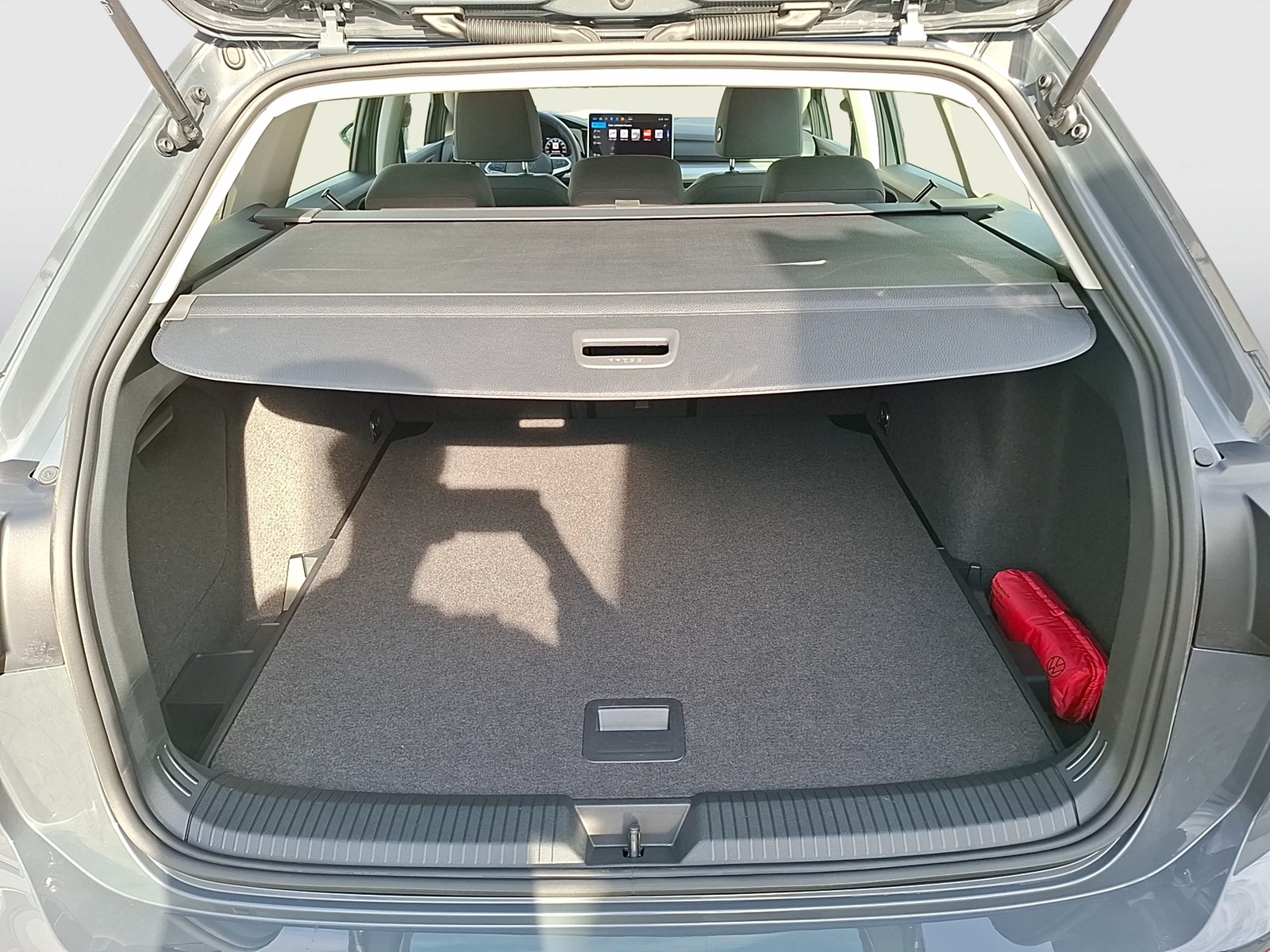Fahrzeugabbildung Volkswagen Golf VIII Variant TSI Life LEDplus Navi AID ACC PDC SH