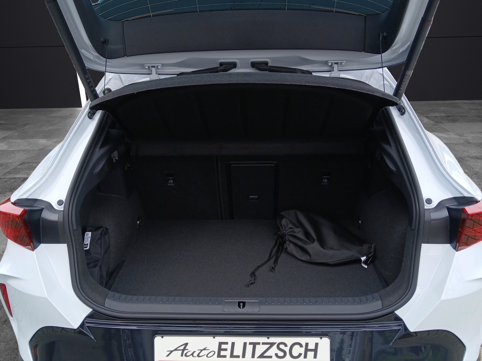 Fahrzeugabbildung CUPRA Formentor VZ e-Hybrid DSG Martrix AHK Navi ACC RFK SH 19