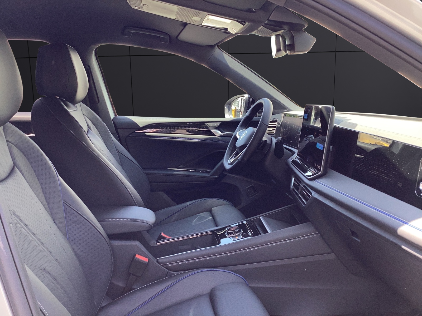 Fahrzeugabbildung Volkswagen Tiguan 1.5 TSI eHybrid 200 kW R-Line AHZV IQ.LIGHTPark Assist Pro WR