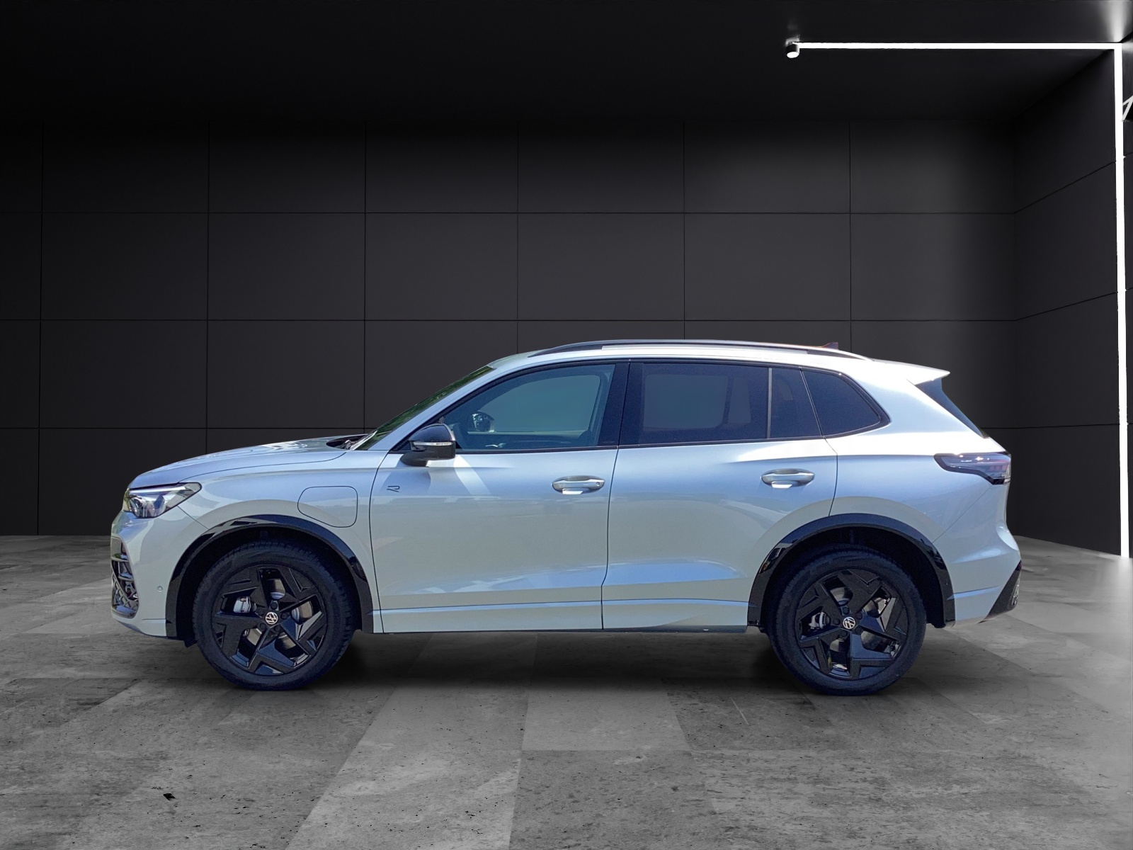 Fahrzeugabbildung Volkswagen Tiguan 1.5 TSI eHybrid 200 kW R-Line AHZV IQ.LIGHTPark Assist Pro WR