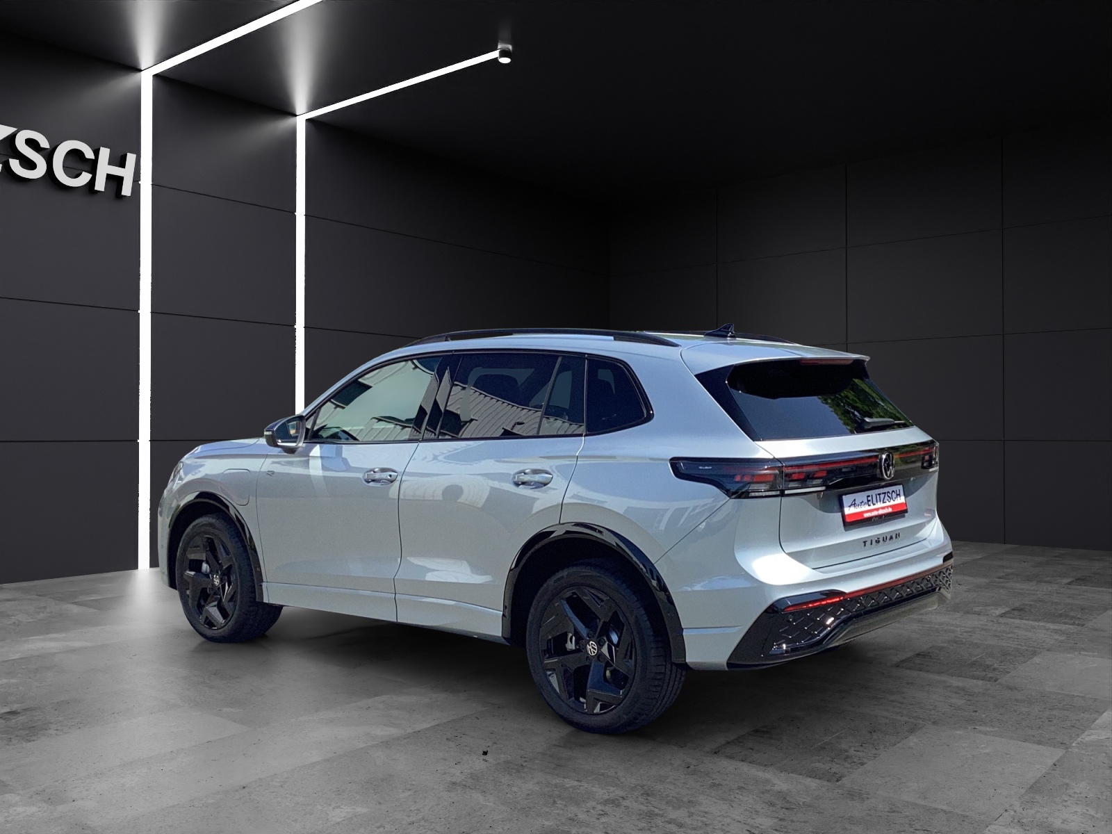 Fahrzeugabbildung Volkswagen Tiguan 1.5 TSI eHybrid 200 kW R-Line AHZV IQ.LIGHTPark Assist Pro WR