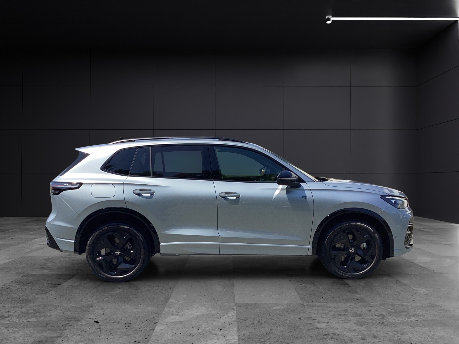 Fahrzeugabbildung Volkswagen Tiguan 1.5 TSI eHybrid 200 kW R-Line AHZV IQ.LIGHTPark Assist Pro WR