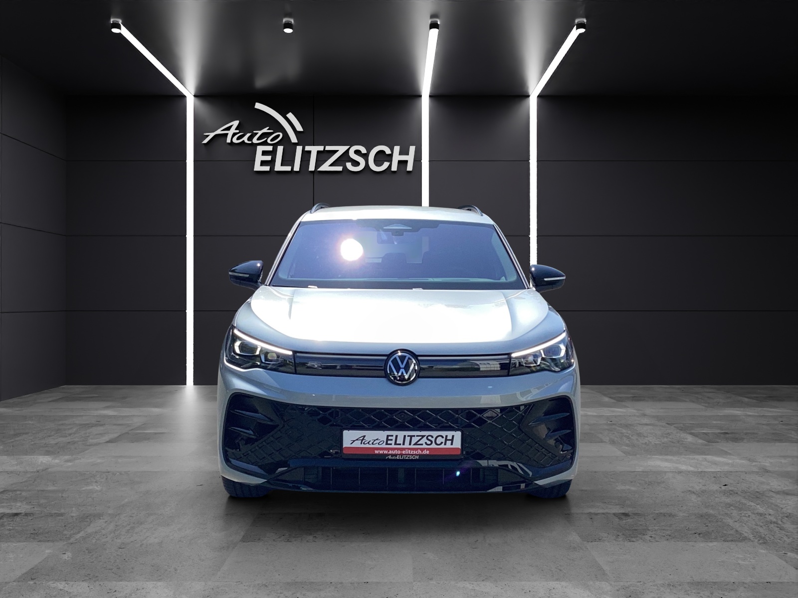 Fahrzeugabbildung Volkswagen Tiguan 1.5 TSI eHybrid 200 kW R-Line AHZV IQ.LIGHTPark Assist Pro WR