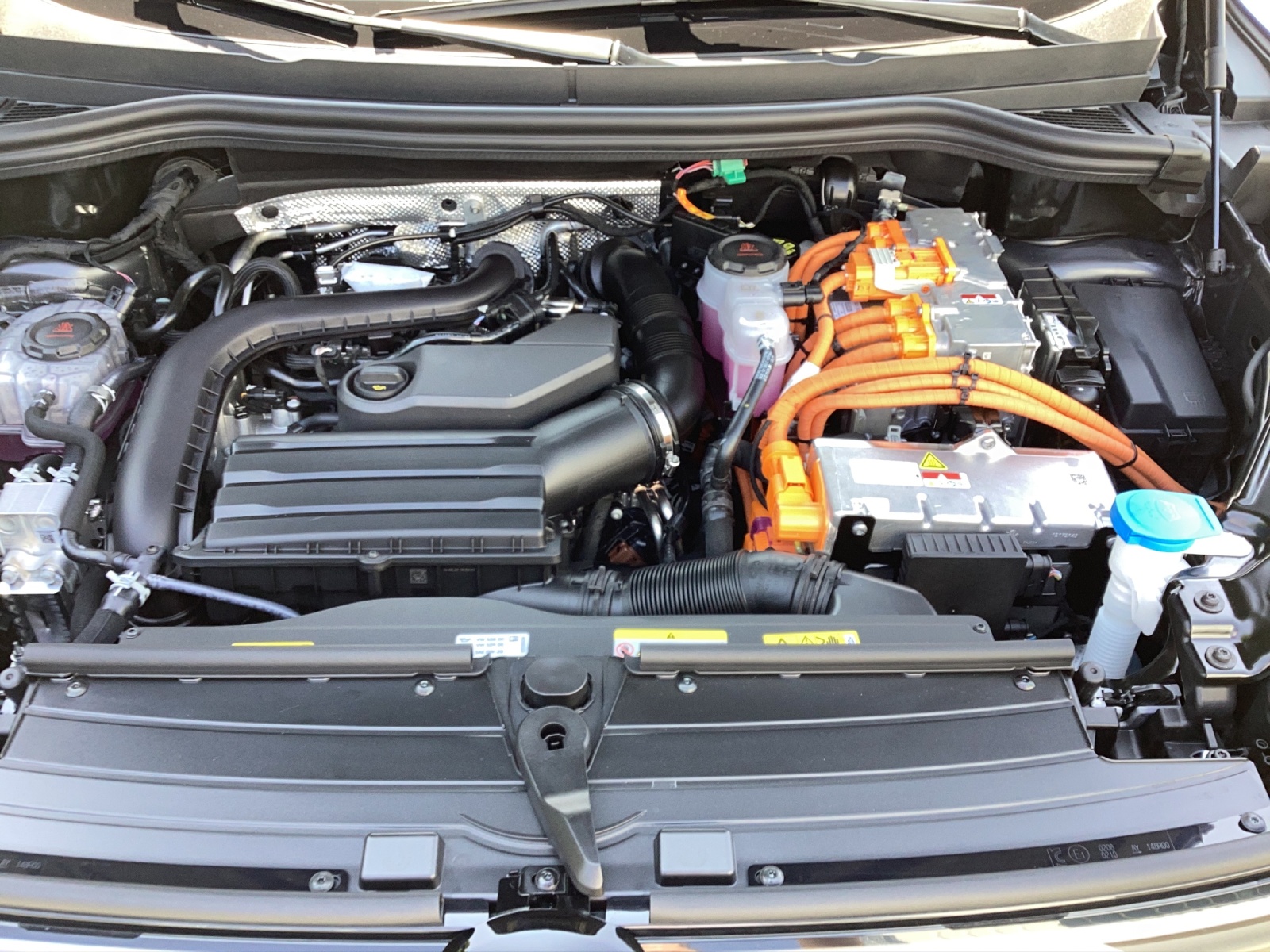 Fahrzeugabbildung Volkswagen Tiguan 1.5 TSI eHybrid 200 kW R-Line AHZV IQ.LIGHTPark Assist Pro WR
