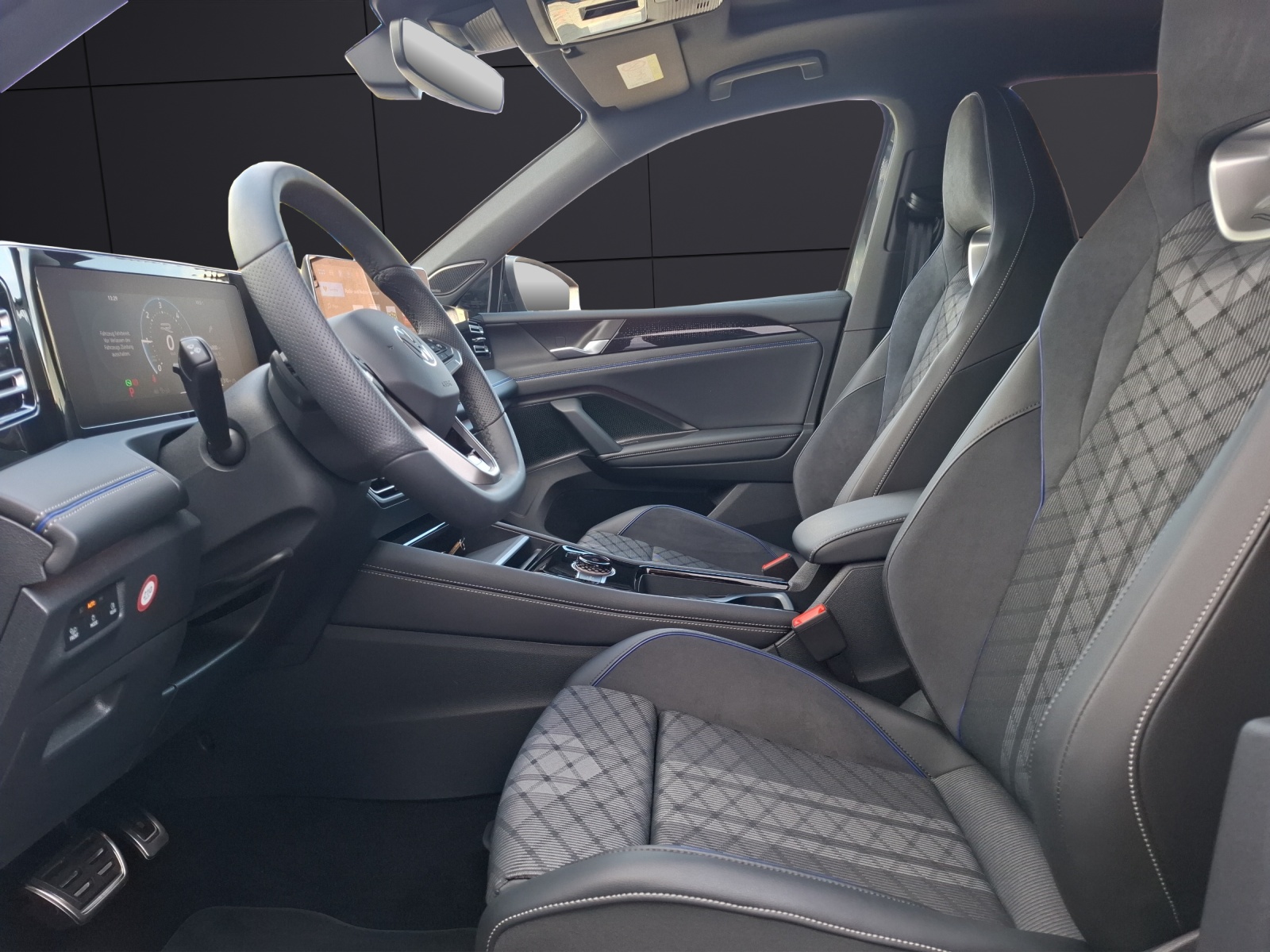 Fahrzeugabbildung Volkswagen Tiguan TDI R-Line DSG 4Mo Matrix AHK Navi HUD Pano Haman AID ACC RFK 20
