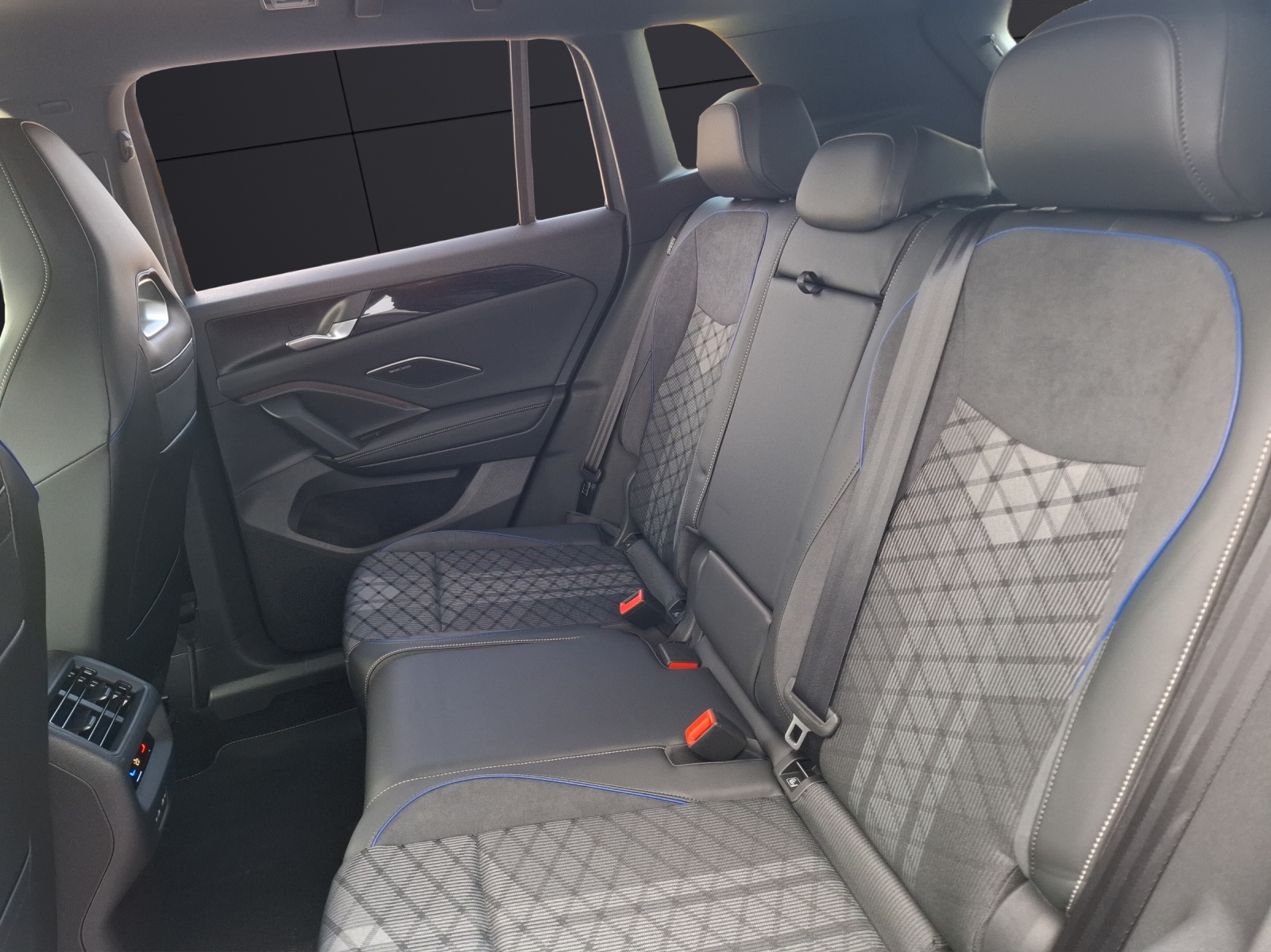 Fahrzeugabbildung Volkswagen Tiguan TDI R-Line DSG 4Mo Matrix AHK Navi HUD Pano Haman AID ACC RFK 20