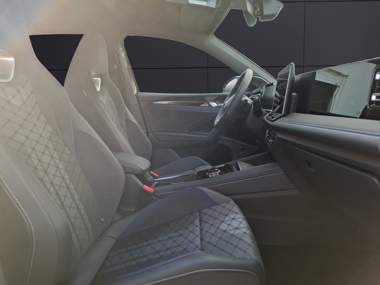 Fahrzeugabbildung Volkswagen Tiguan TDI R-Line DSG 4Mo Matrix AHK Navi HUD Pano Haman AID ACC RFK 20