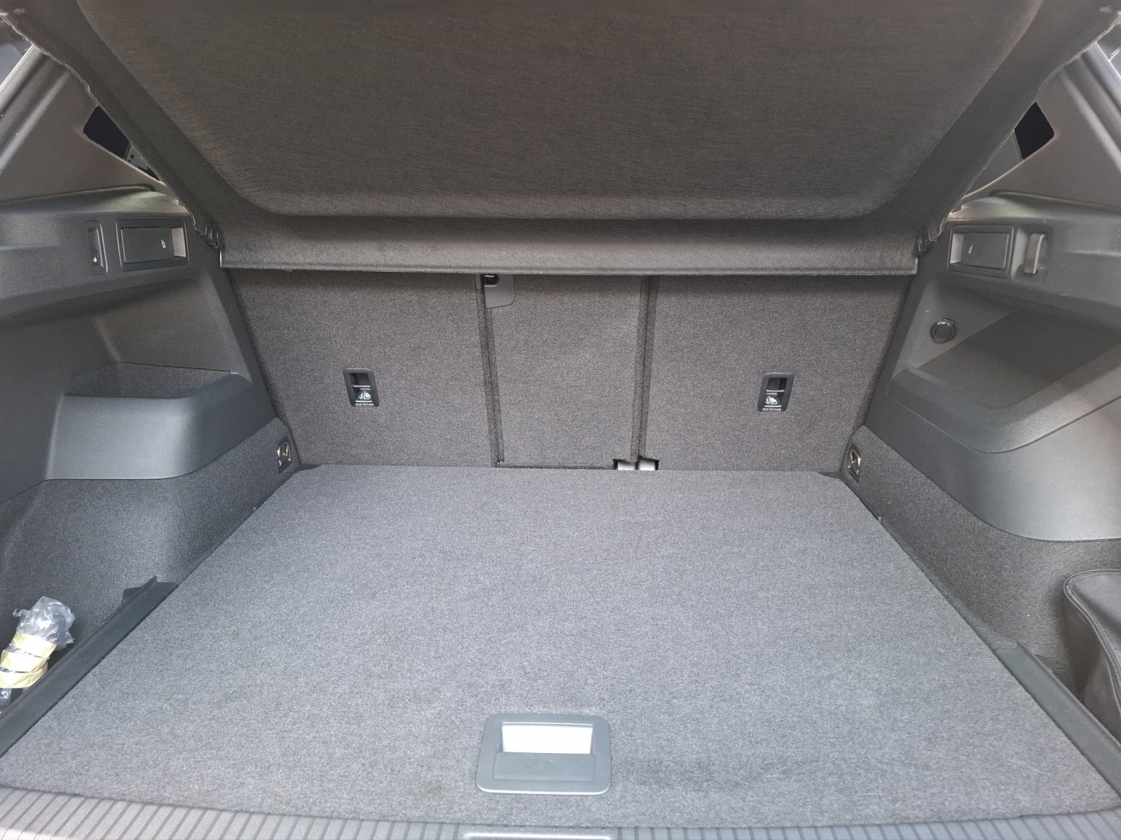 Fahrzeugabbildung Volkswagen Tiguan TDI R-Line DSG 4Mo Matrix AHK Navi HUD Pano Haman AID ACC RFK 20