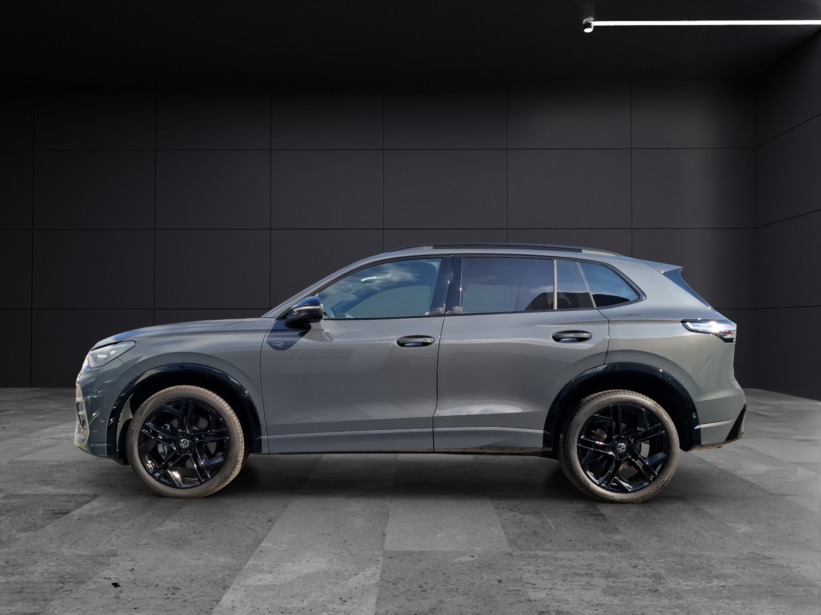 Fahrzeugabbildung Volkswagen Tiguan TDI R-Line DSG 4Mo Matrix AHK Navi HUD Pano Haman AID ACC RFK 20